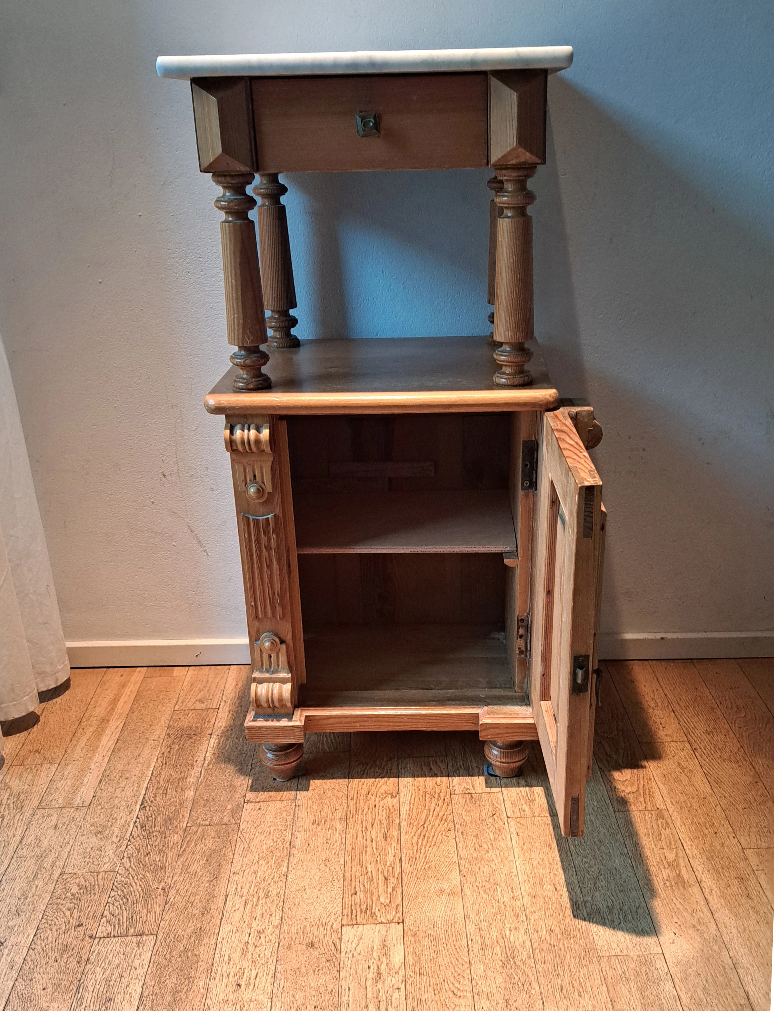 Nachschrank antik