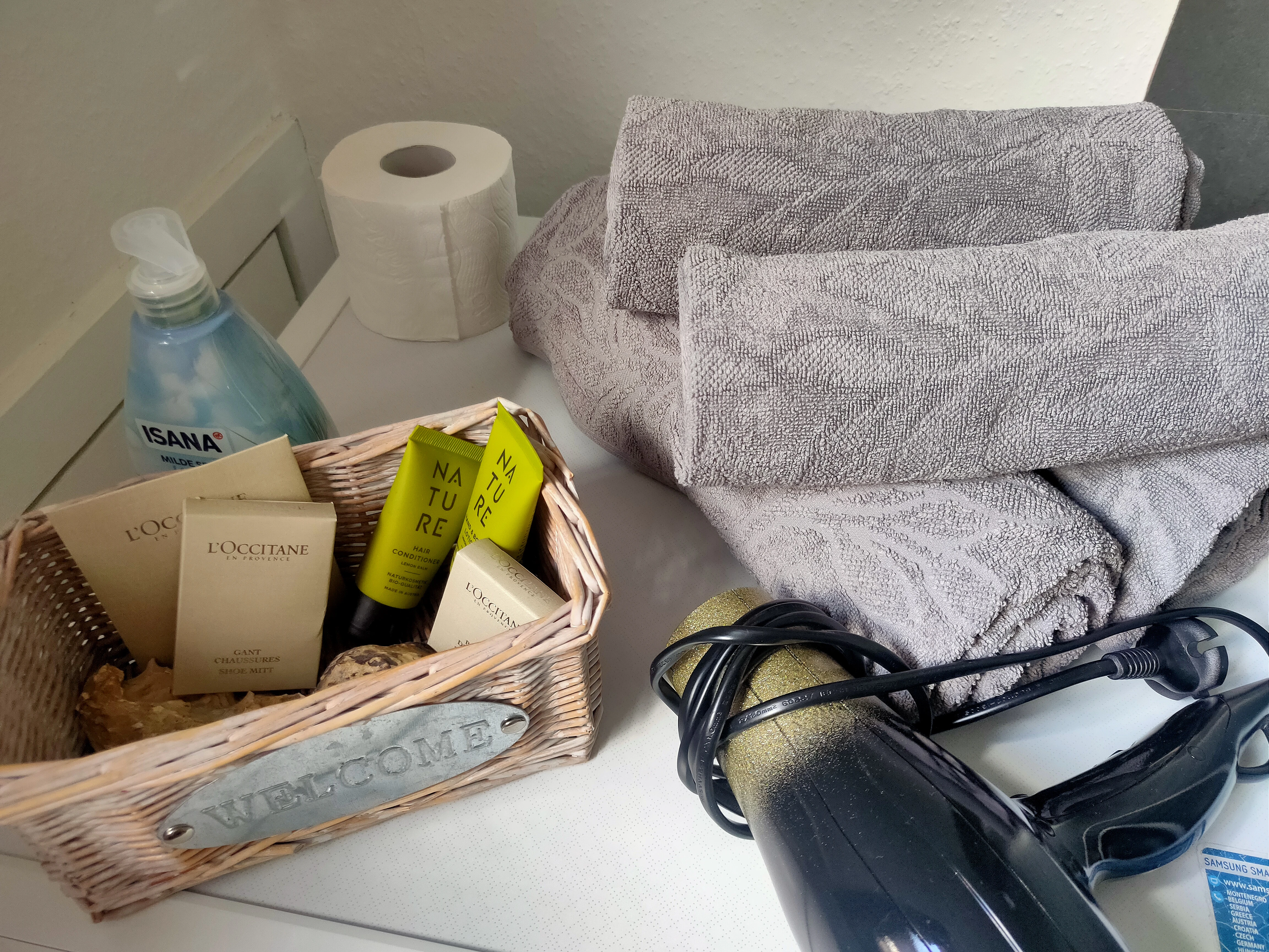 Handtücher, Fön und Hygienebedarf 