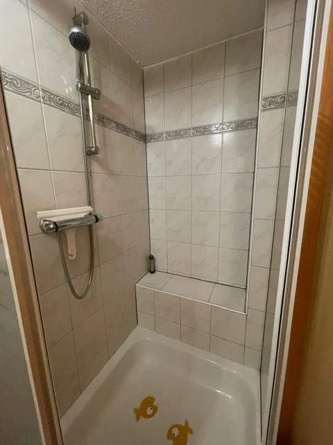 Dusche mit Sitzgelegenheit
