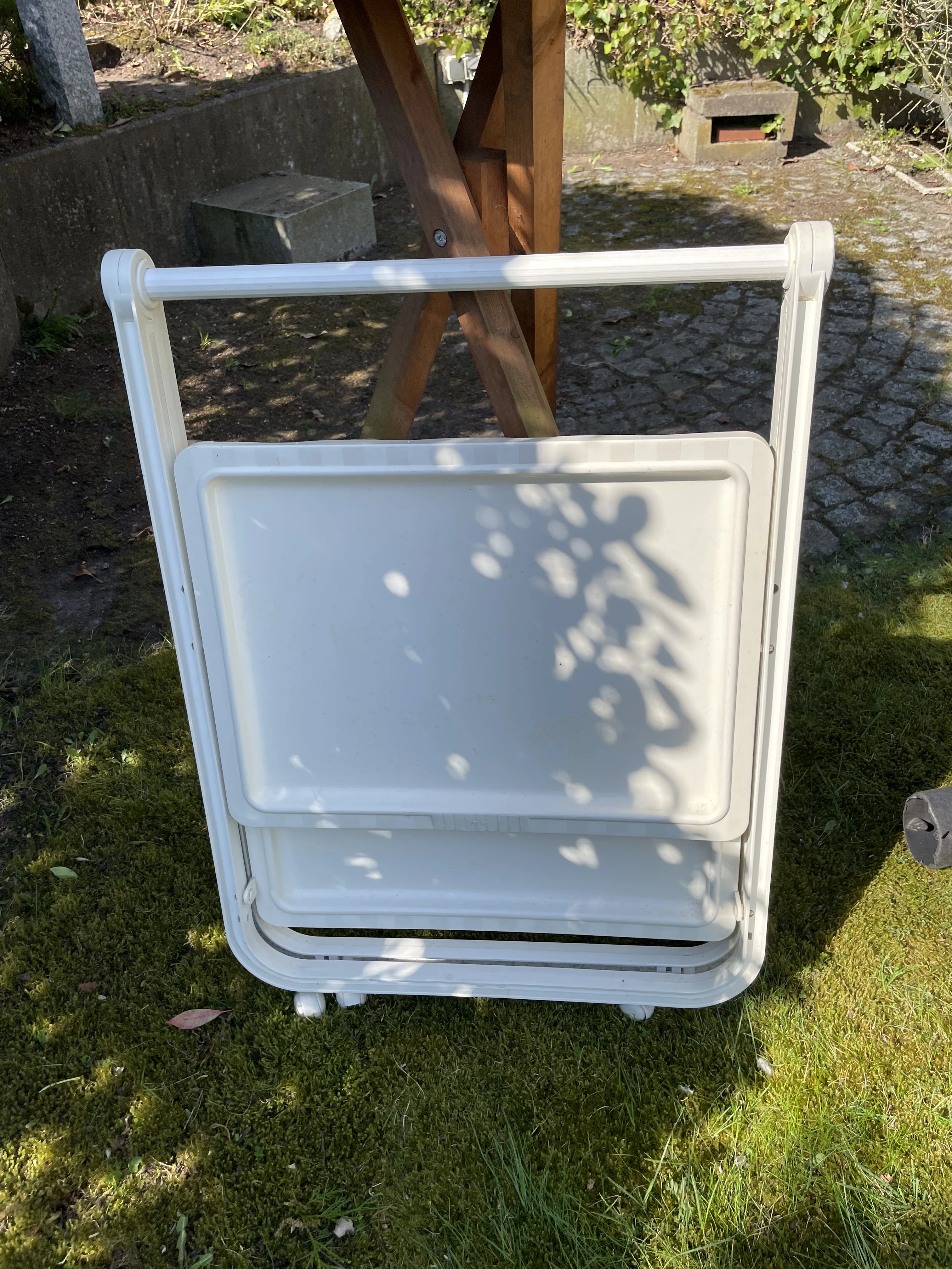 Serviertisch geklappt