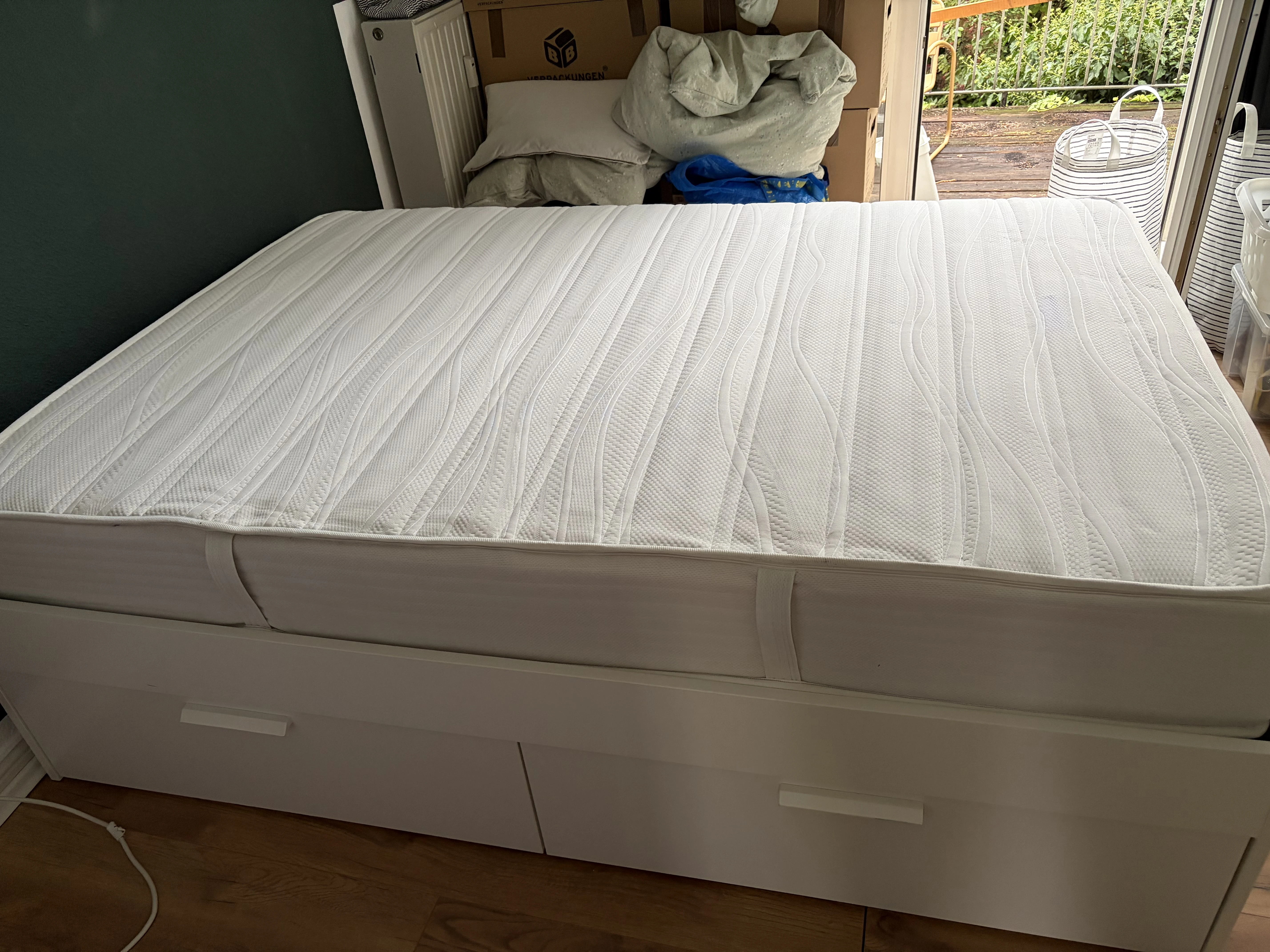 Bett mit Schubladen 