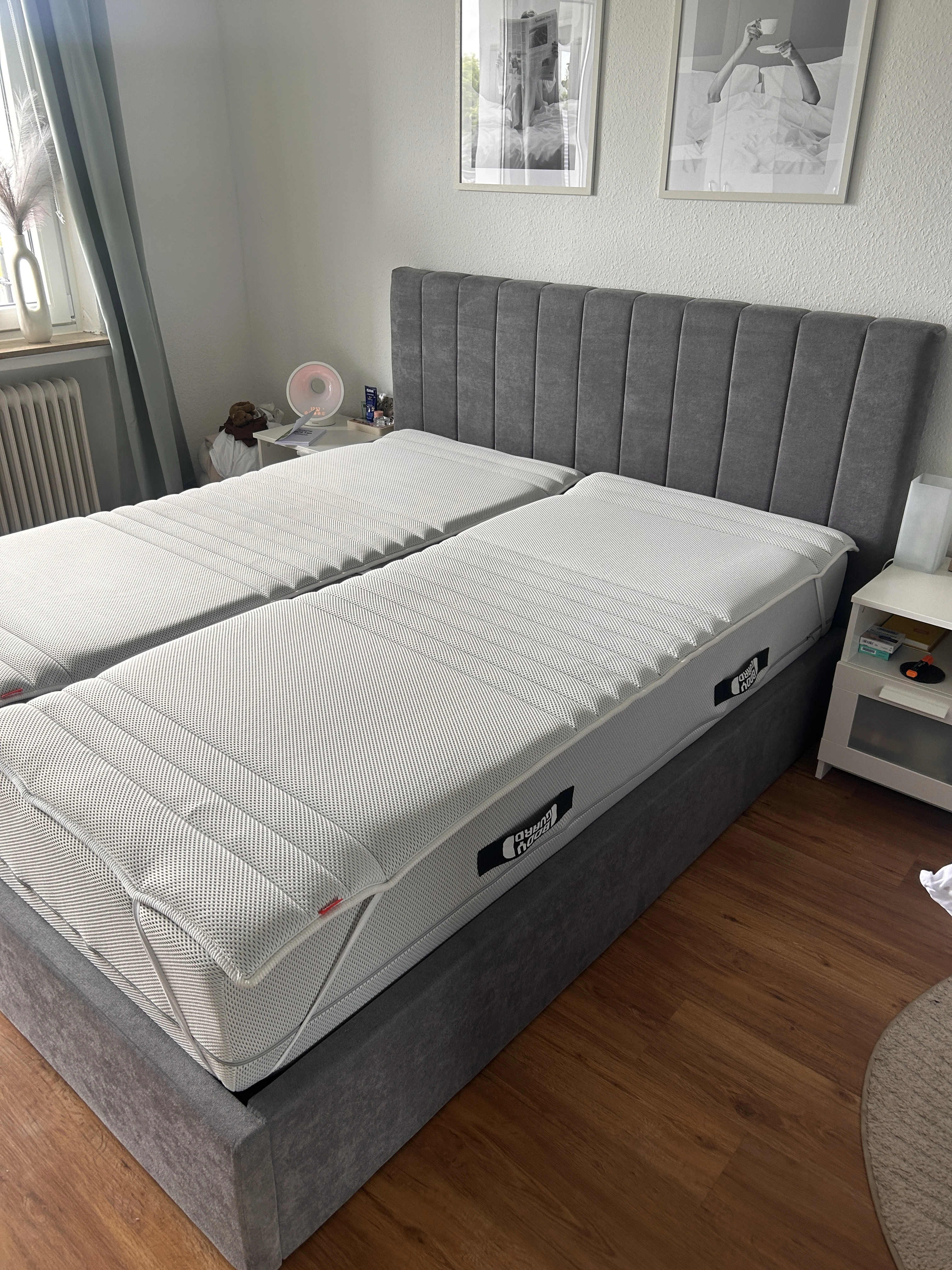 Bett mit Matratze und Topper