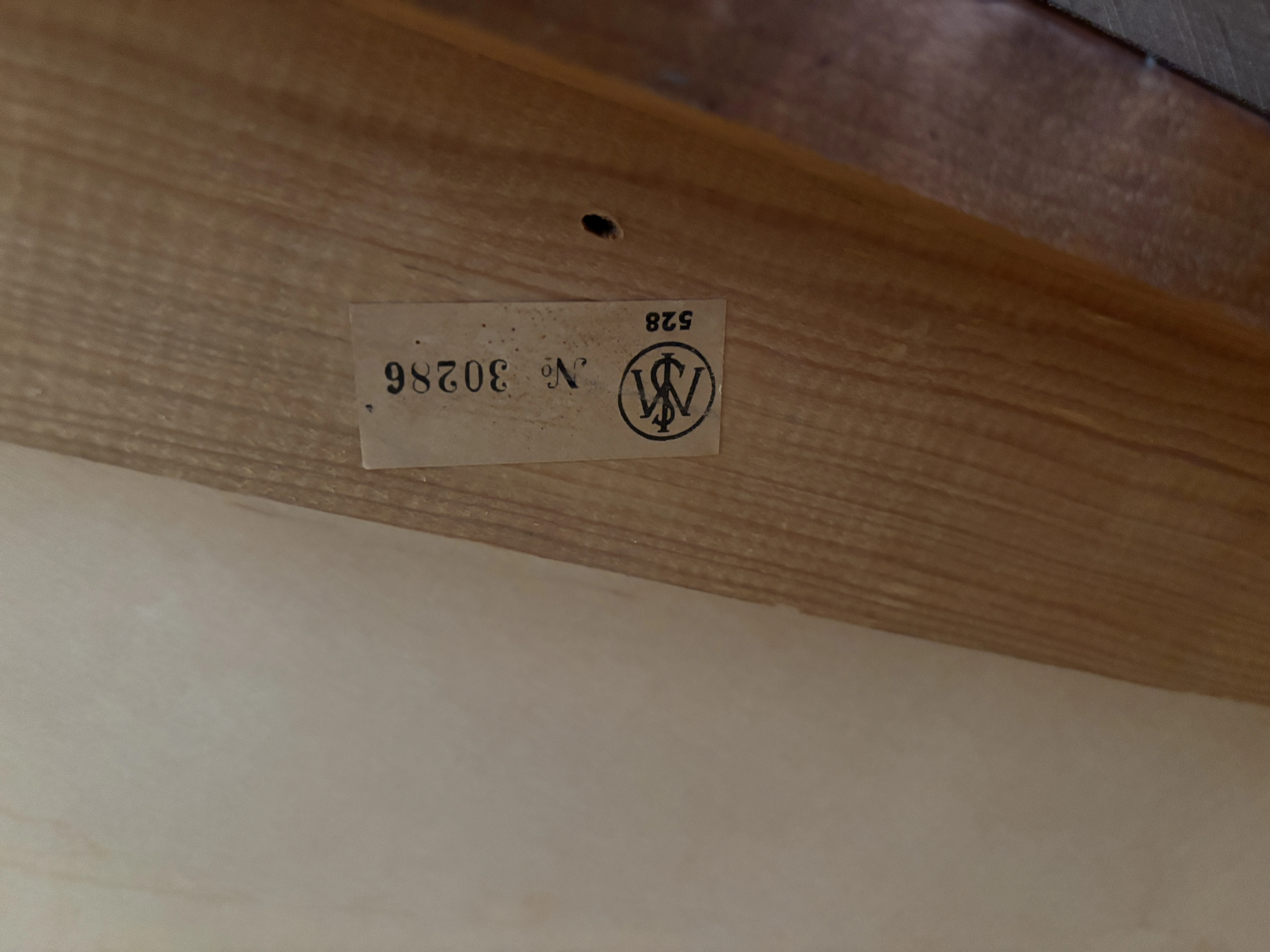 Logo klebt unter dem Sekretär