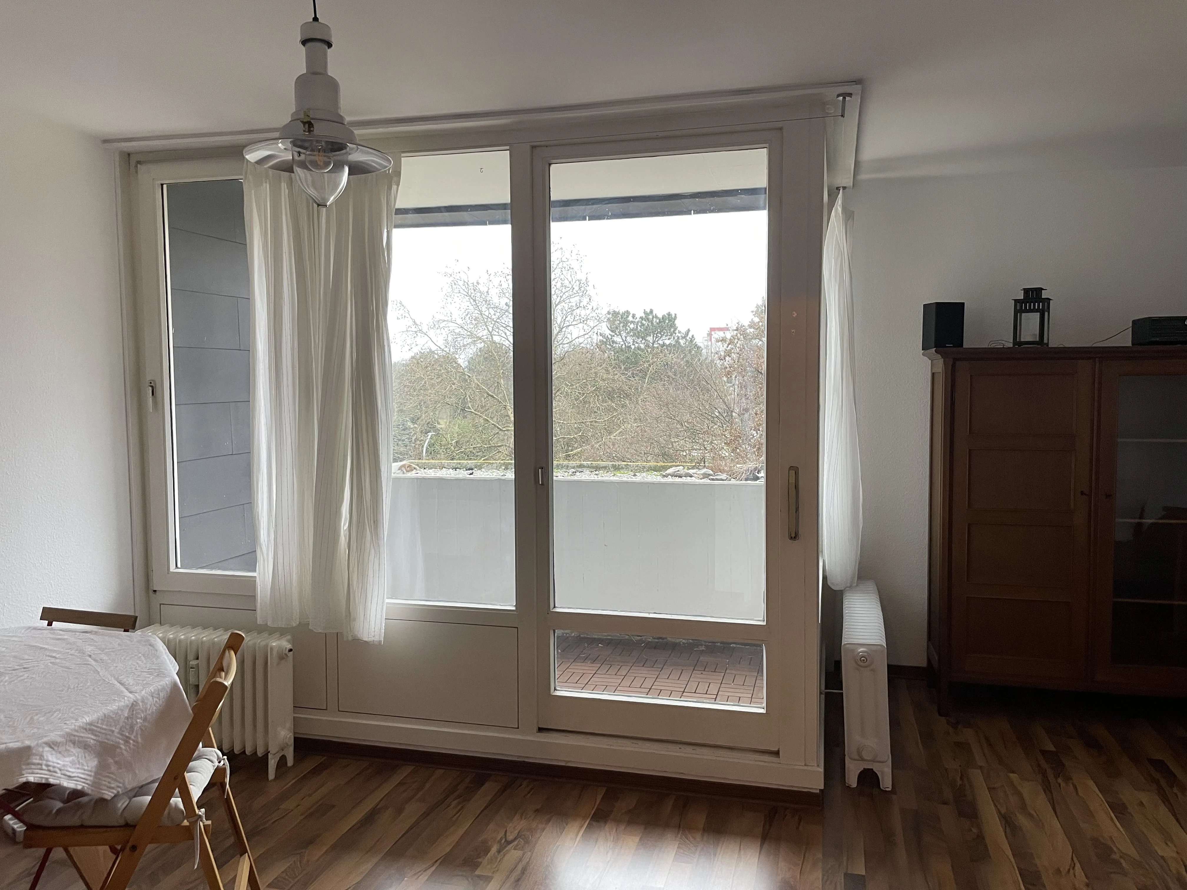 Wohnzimmer mit Balkon
