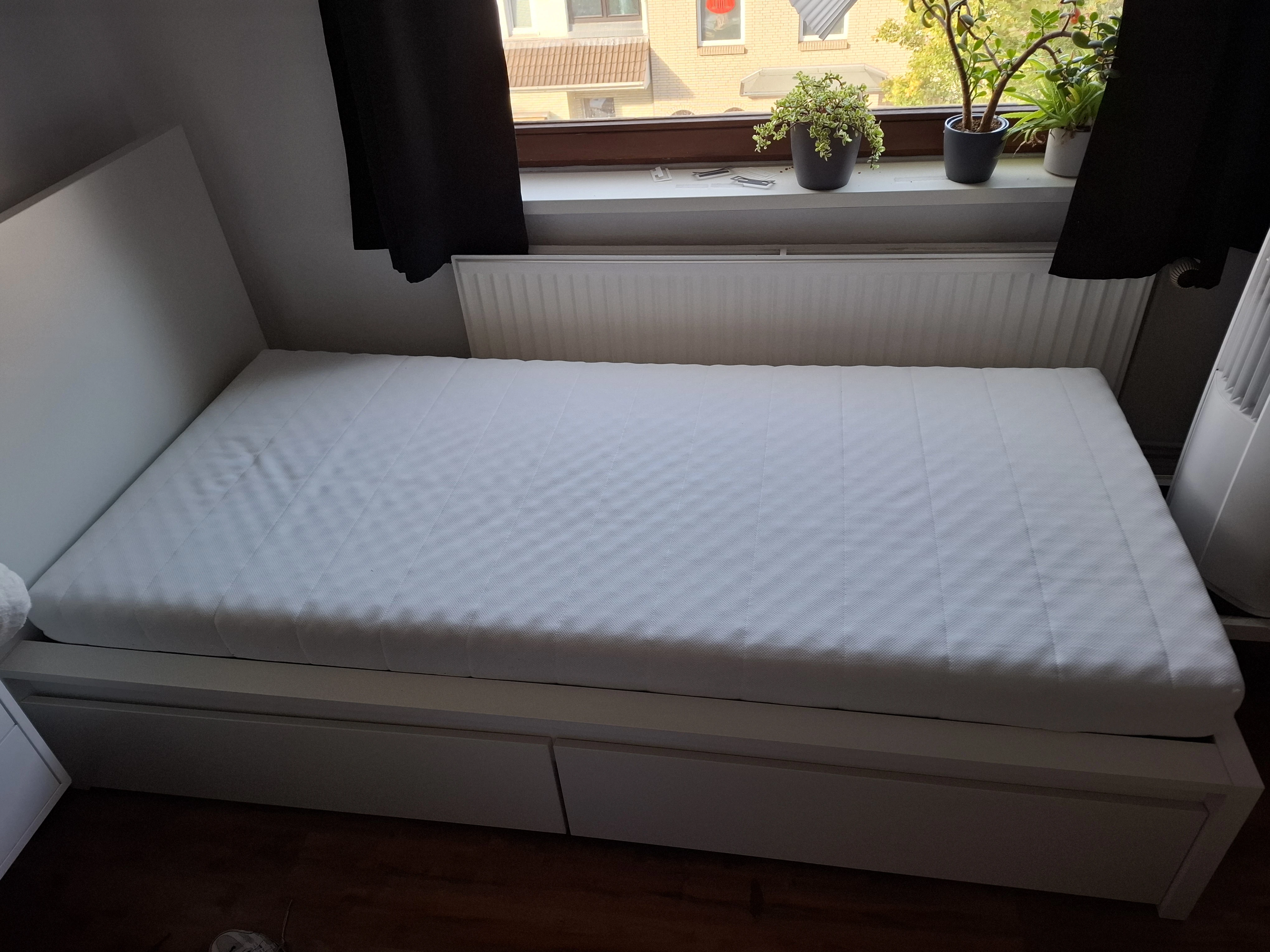 Seitenansicht Bett + Matratze