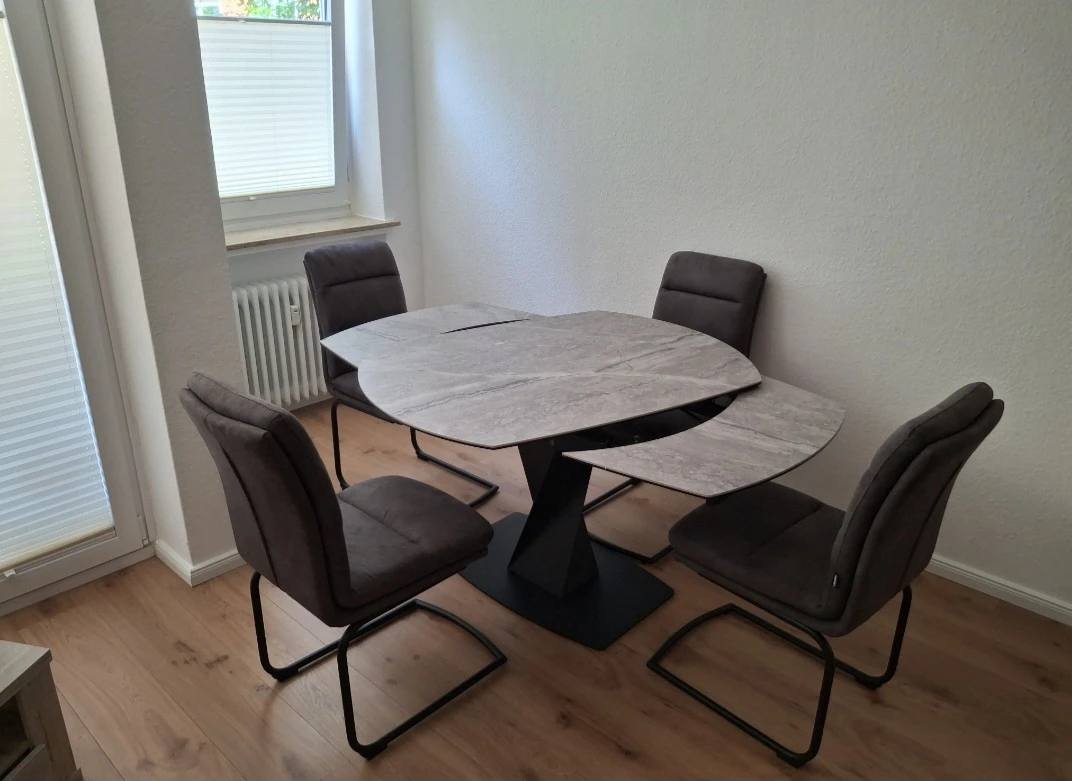 Esstisch + 4 Stühle