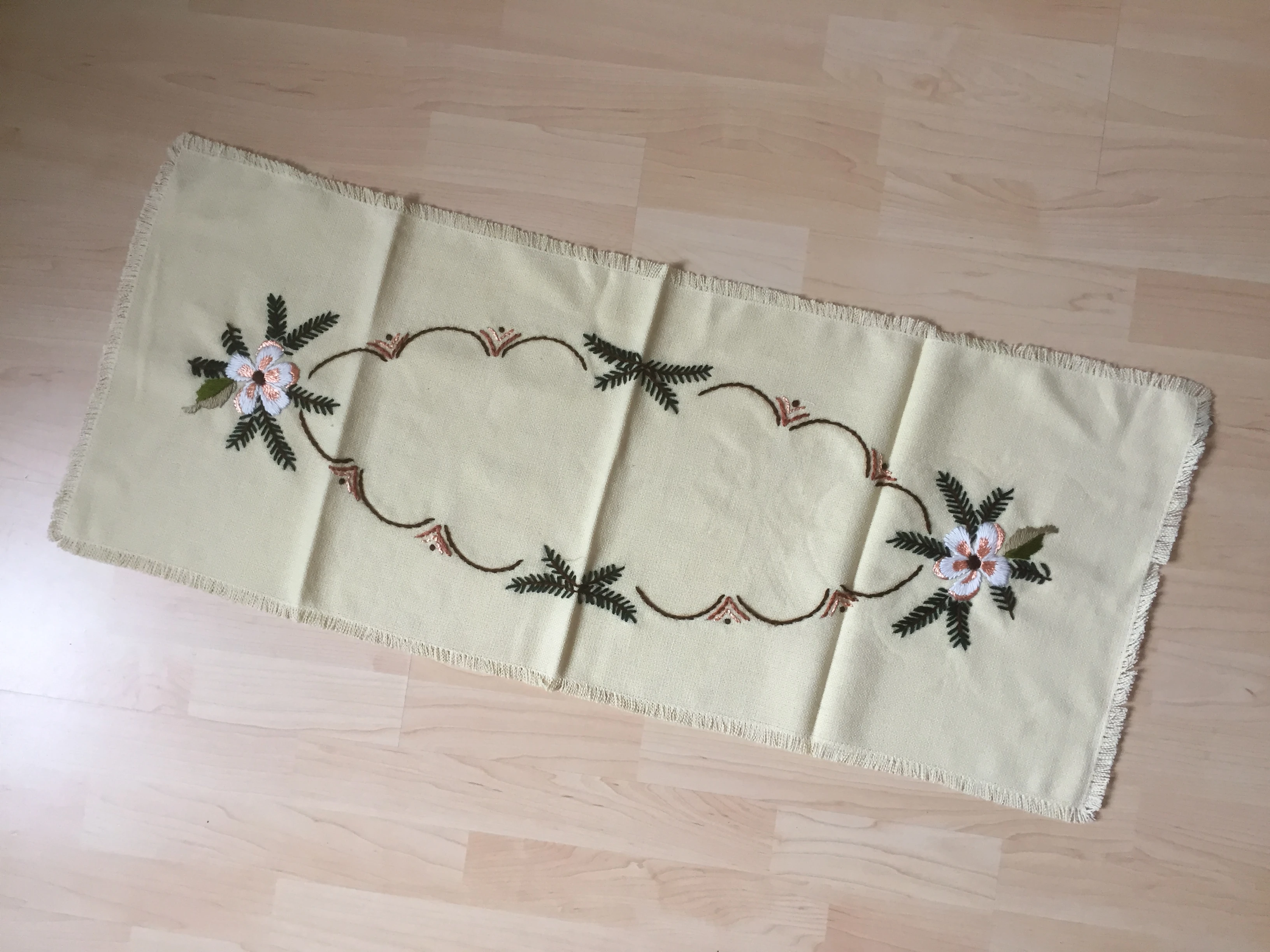   Handbestickte Vintage Tischdecken 