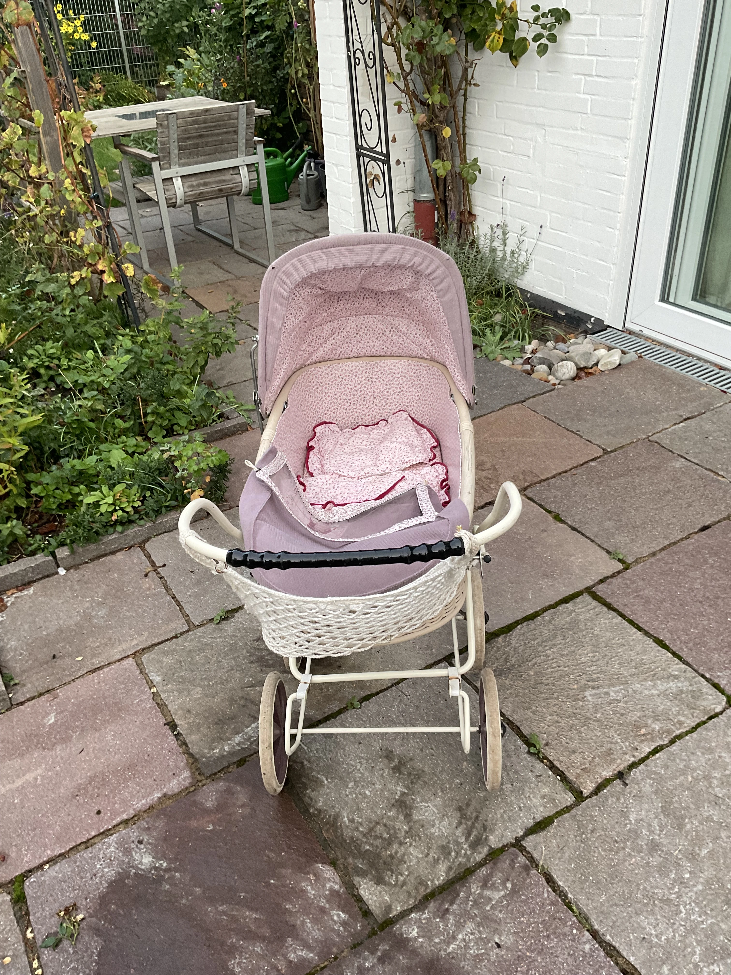 Schöner puppenwagen