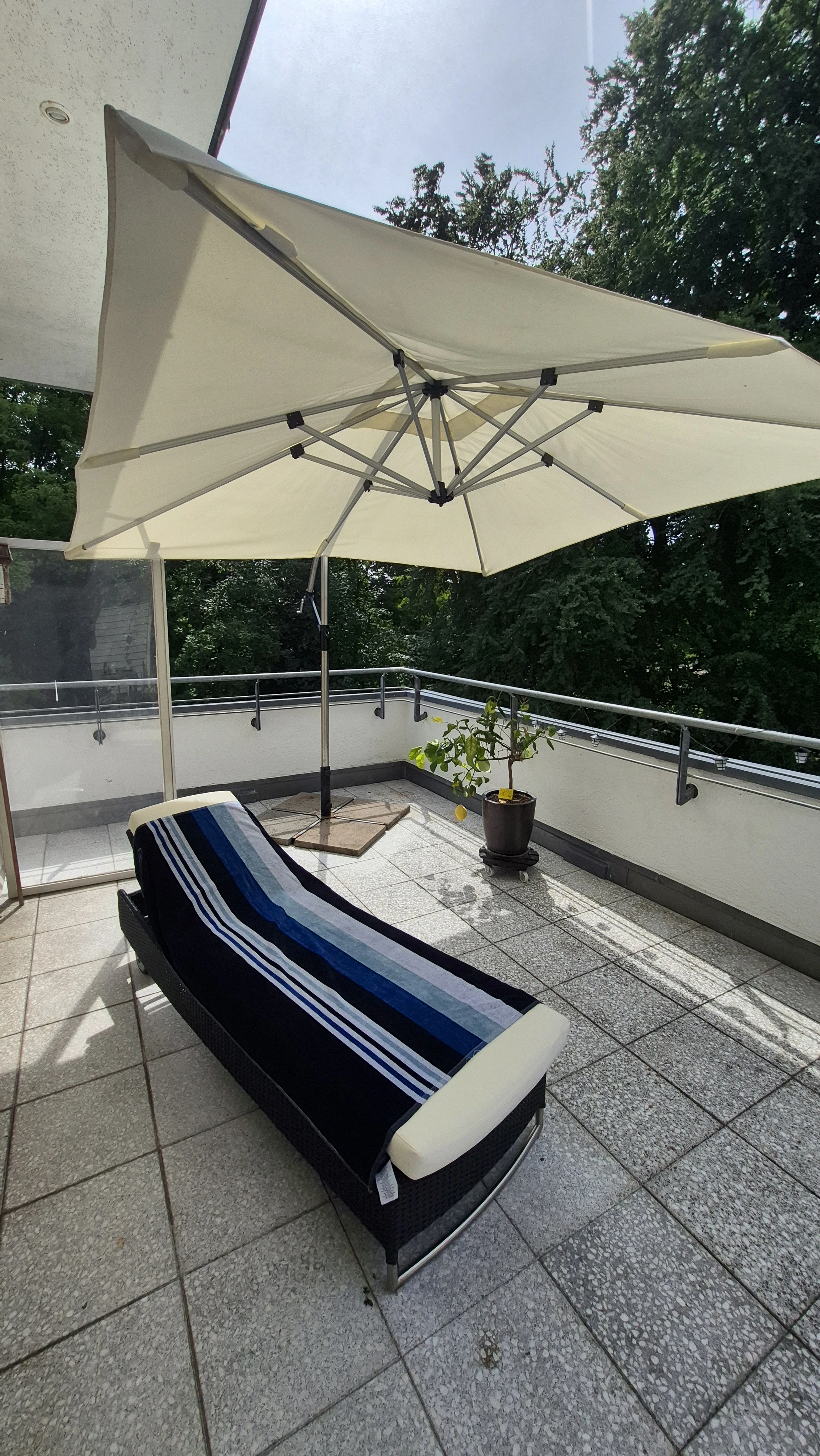 Liege und Sonnenschirm