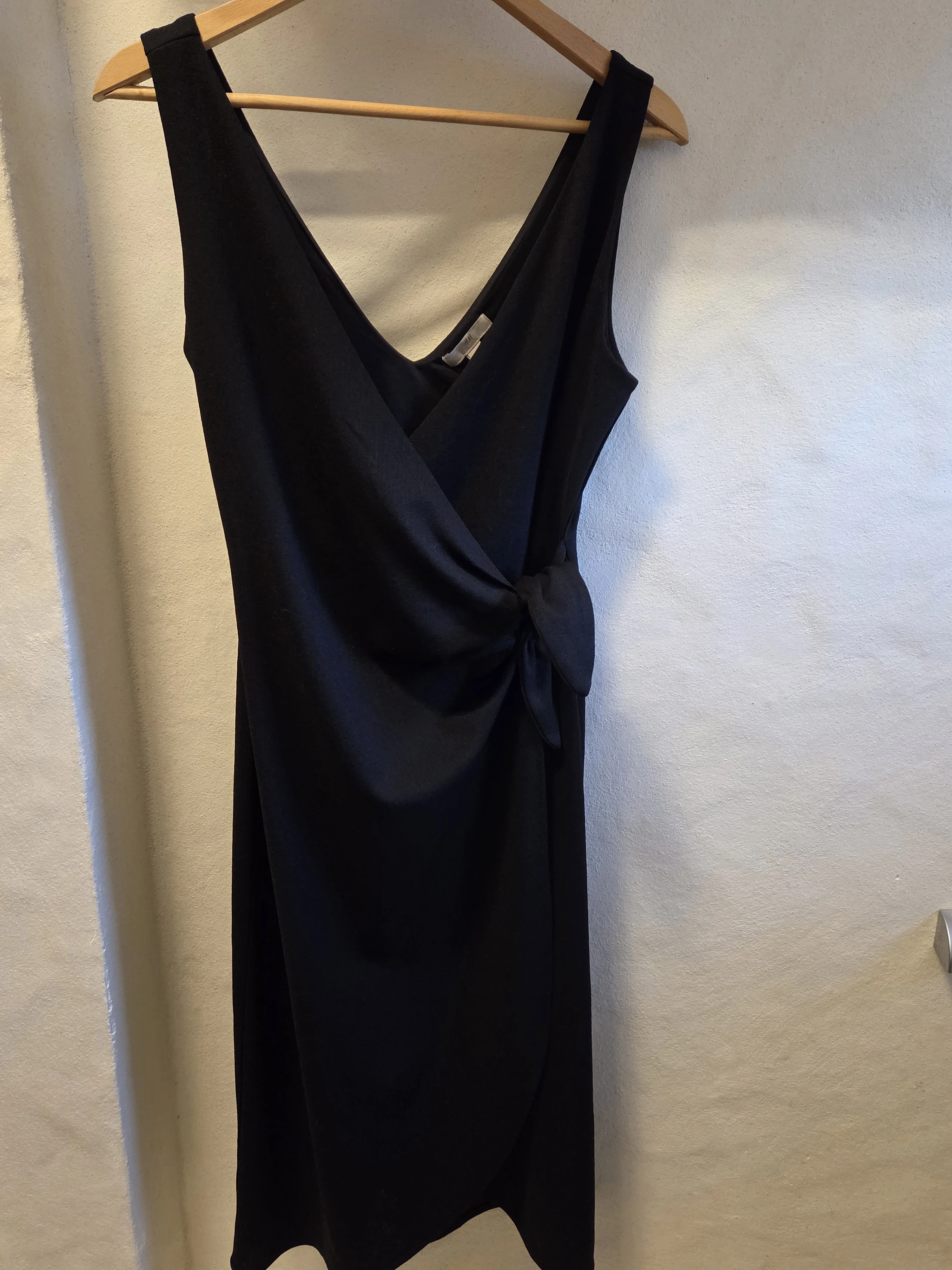 Schwarzes Wickelkleid