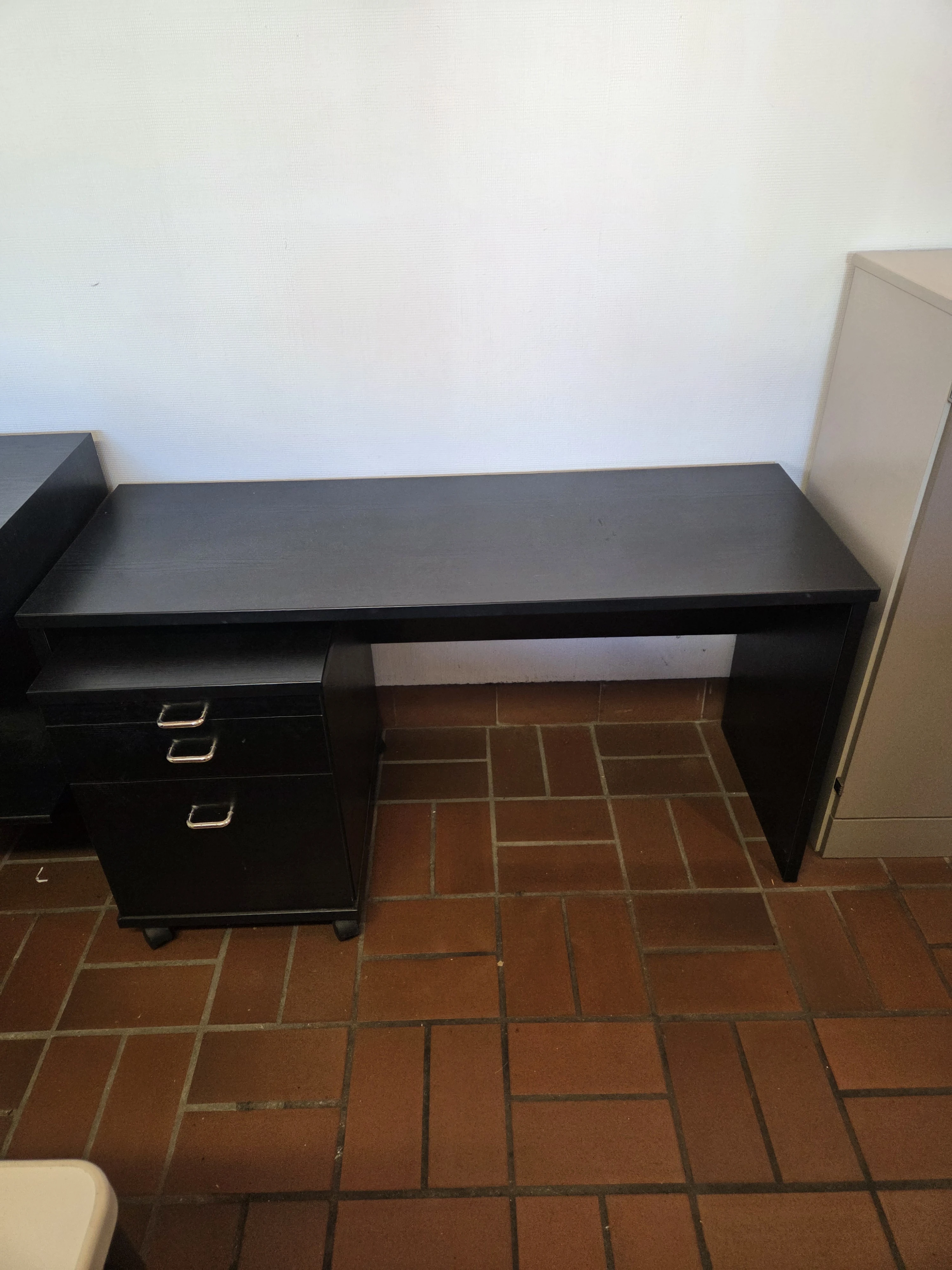Schreibtisch mit Rollcontainer