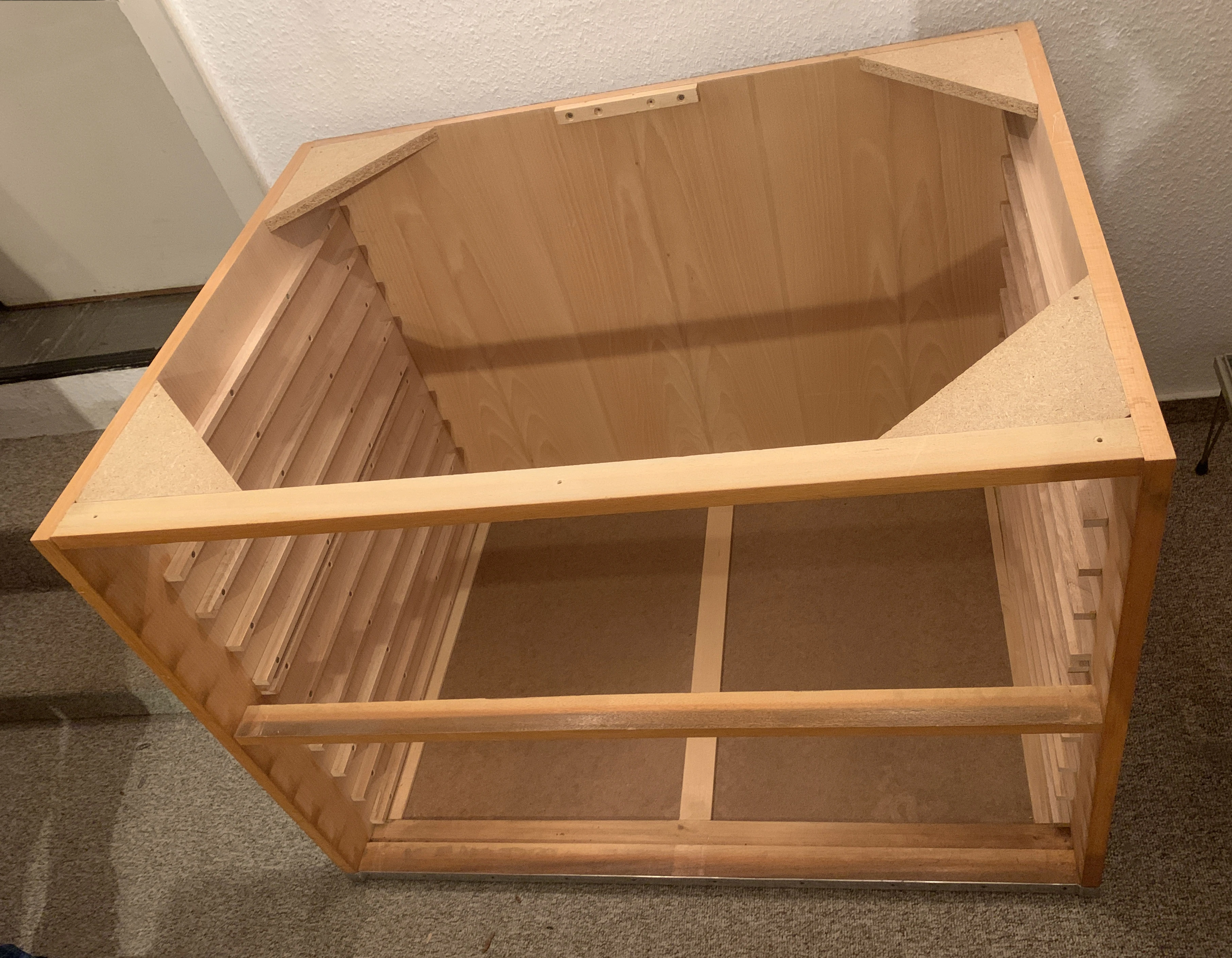 Zeichenschrank ohne Platte und ohne Schubladen