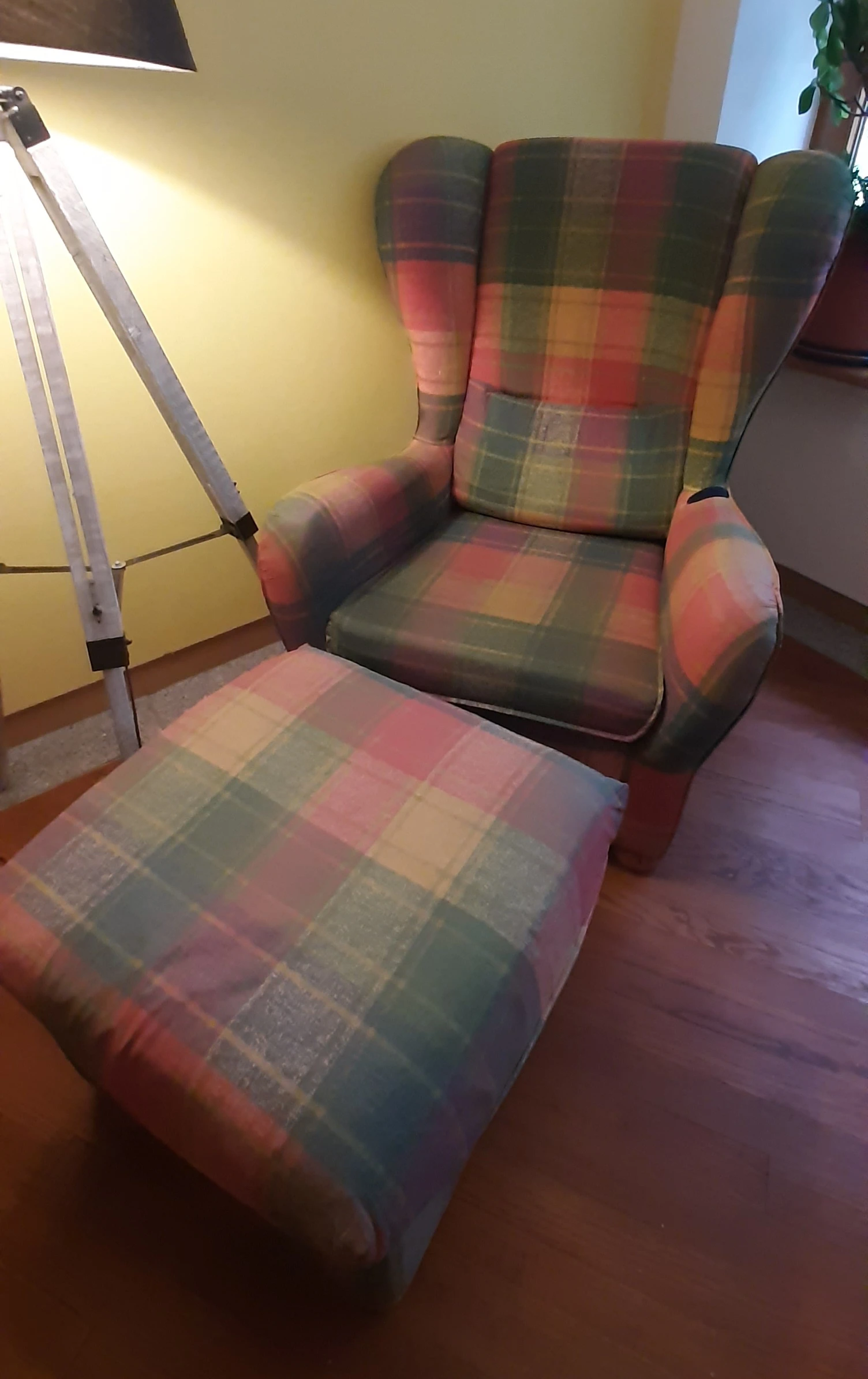 Maße, Sessel: 104x83x72cm (HxBxT), Sitzhöhe: 41cm; Hocker: 57x55x44cm 