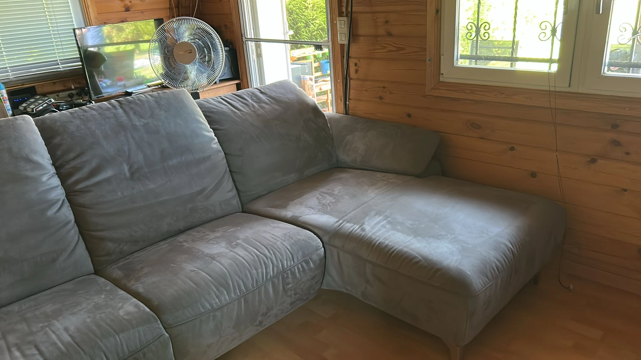 L-Sofa mit elektronischen Ottomanen