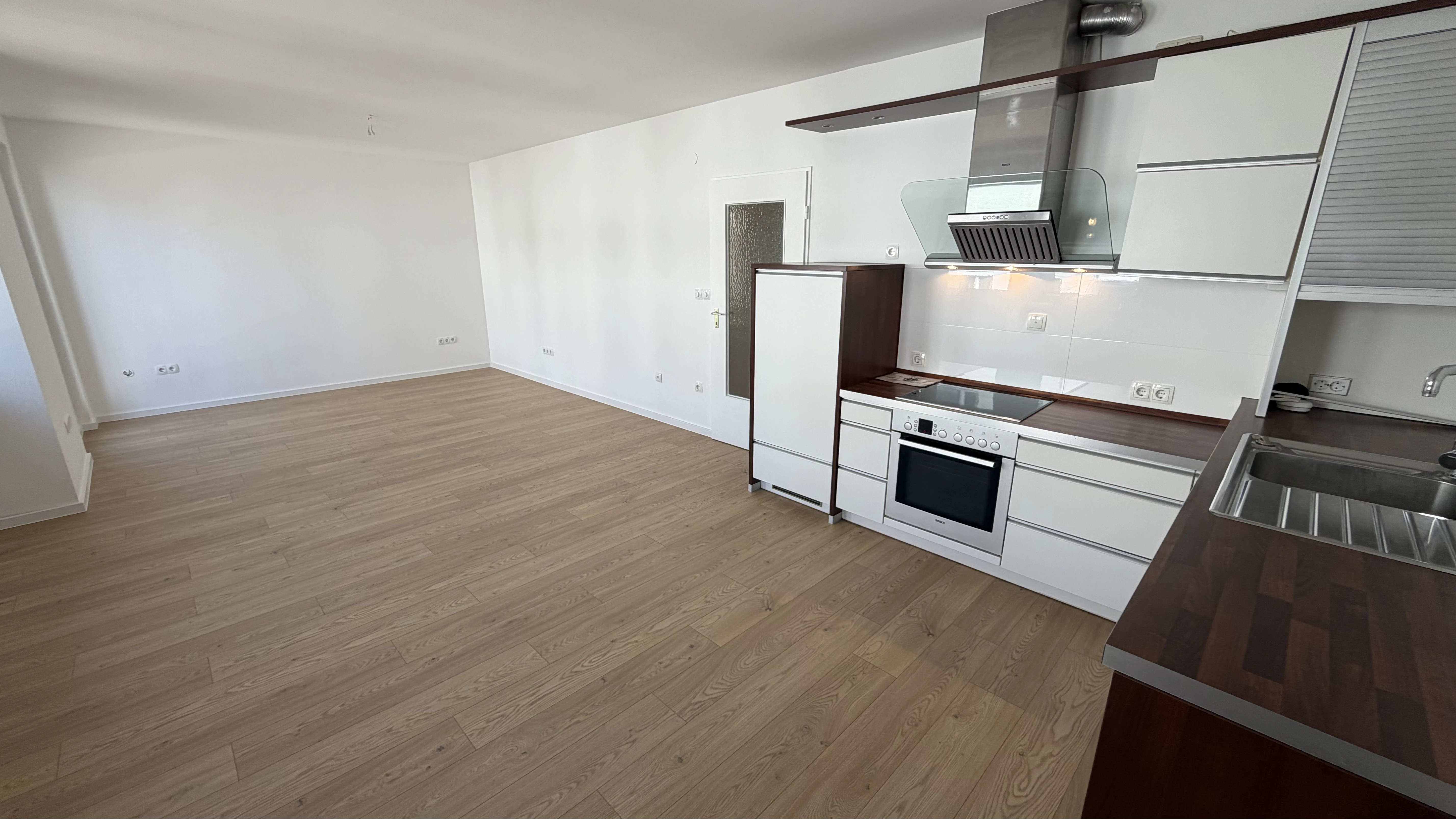 Wohnzimmer mit offener Küche