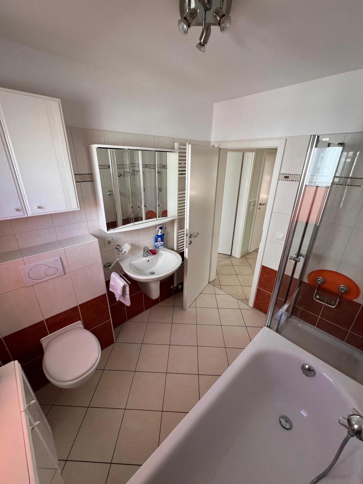 Bad mit Badewanne und Dusche 