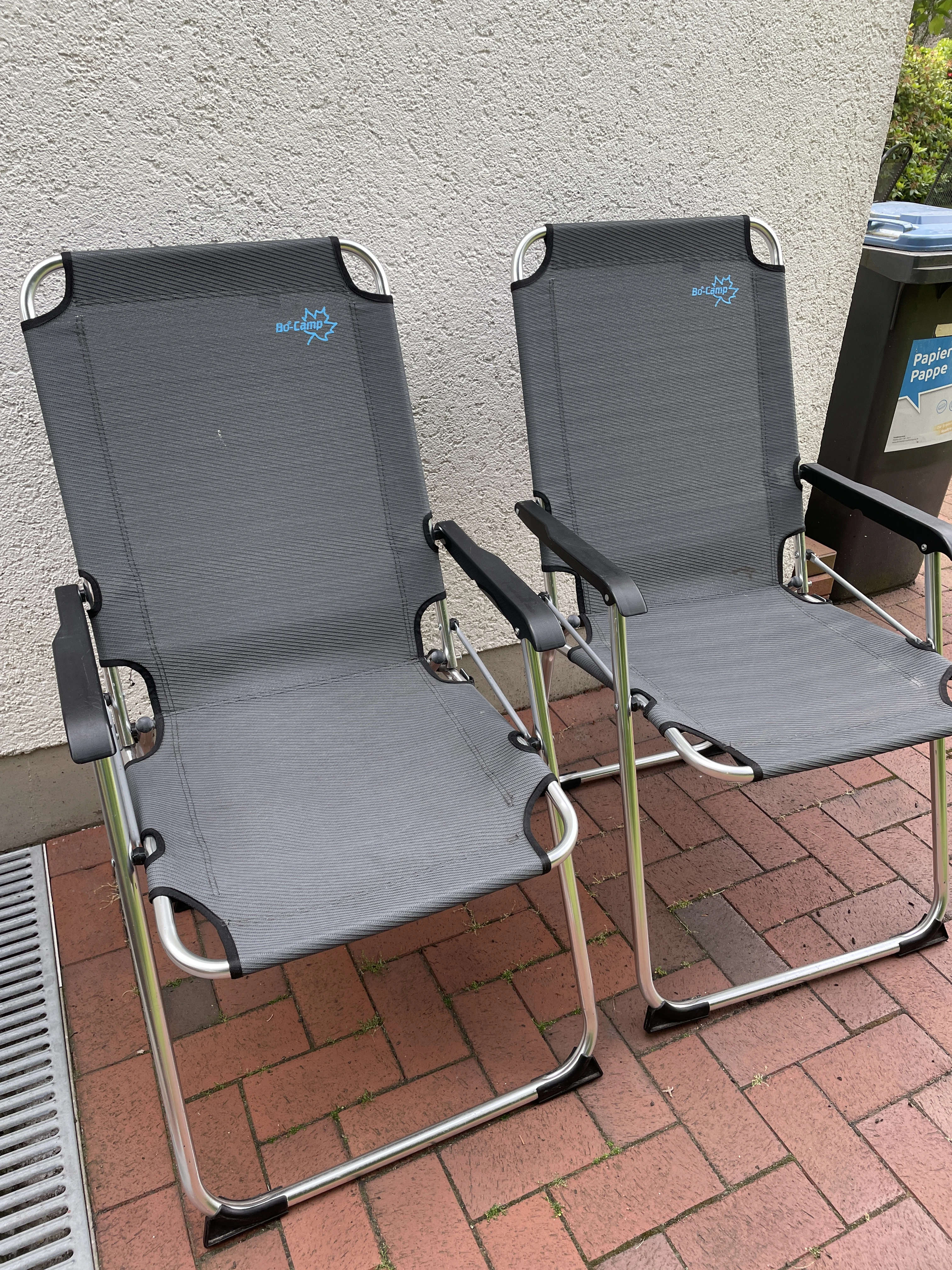 Zwei Klappstühle 