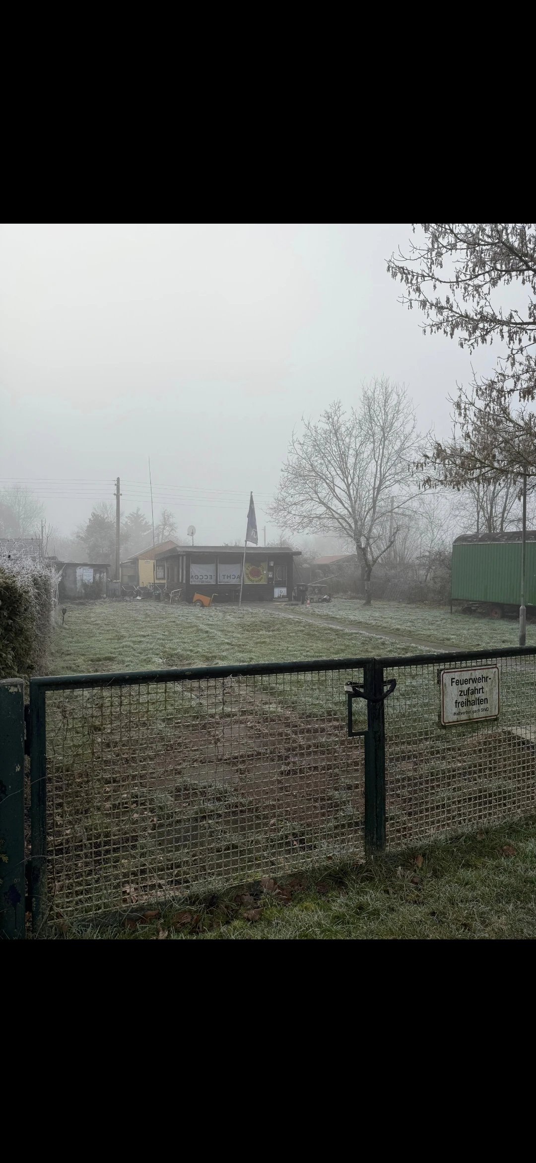 Parkplatz und Garten 
