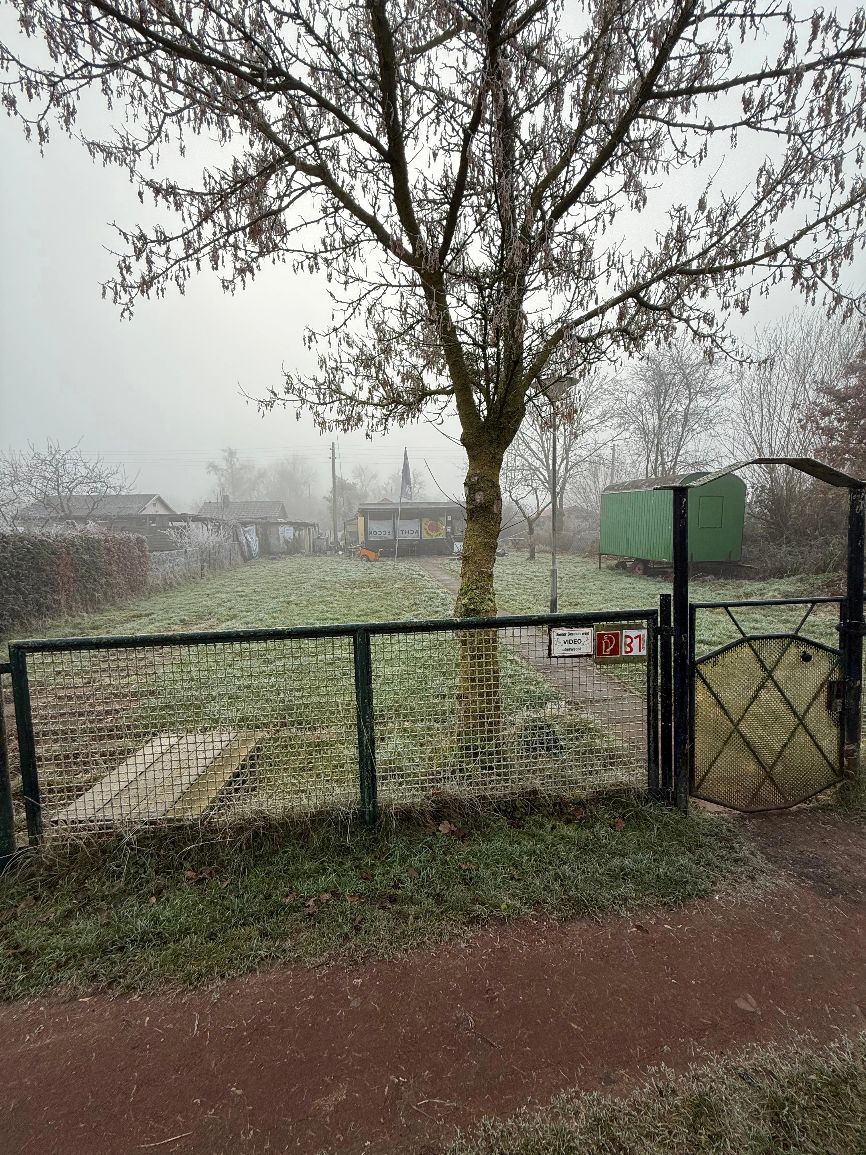 Mit Parkplatz 