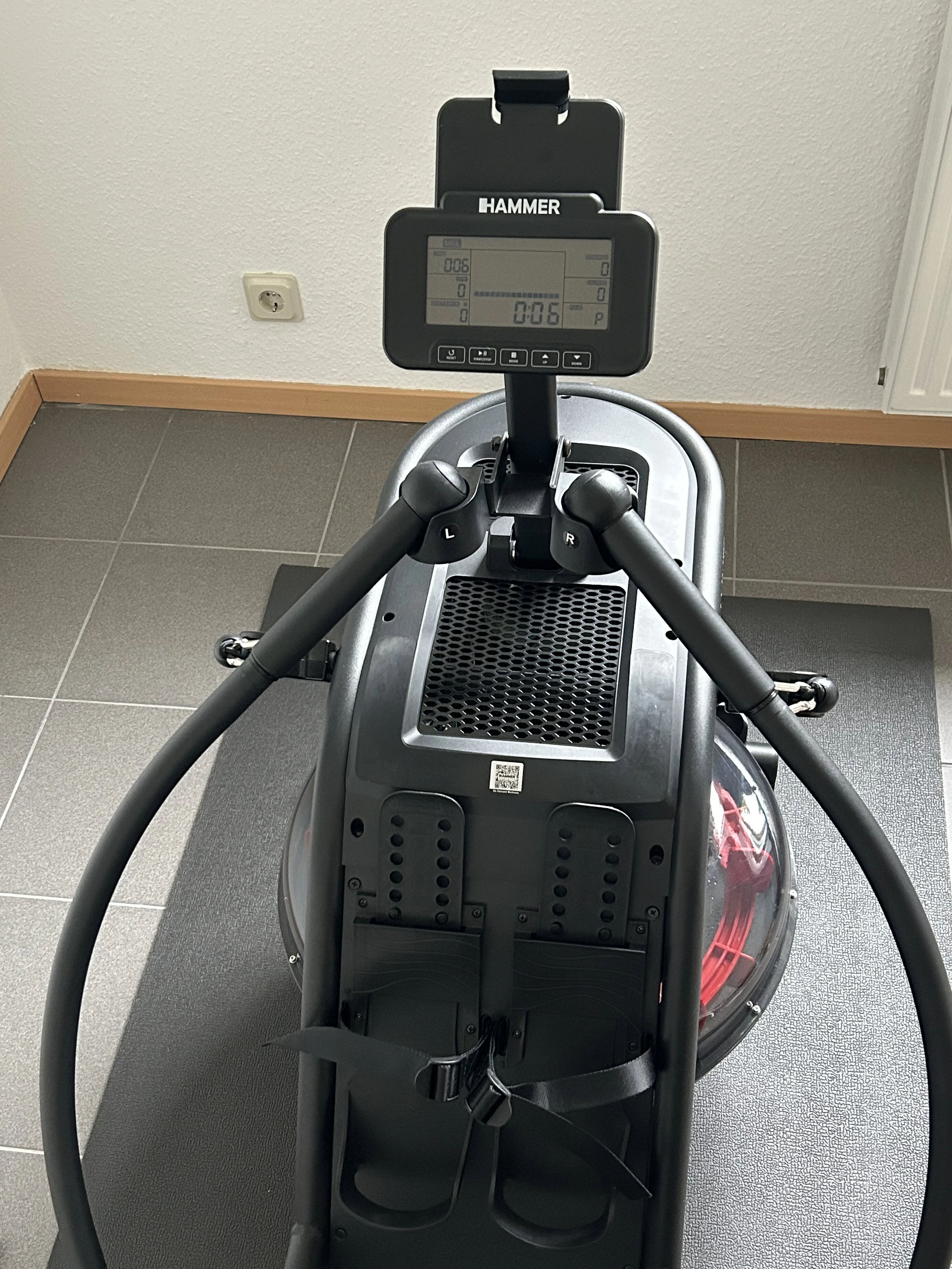 Mit Halterung für dein Handy oder Display.