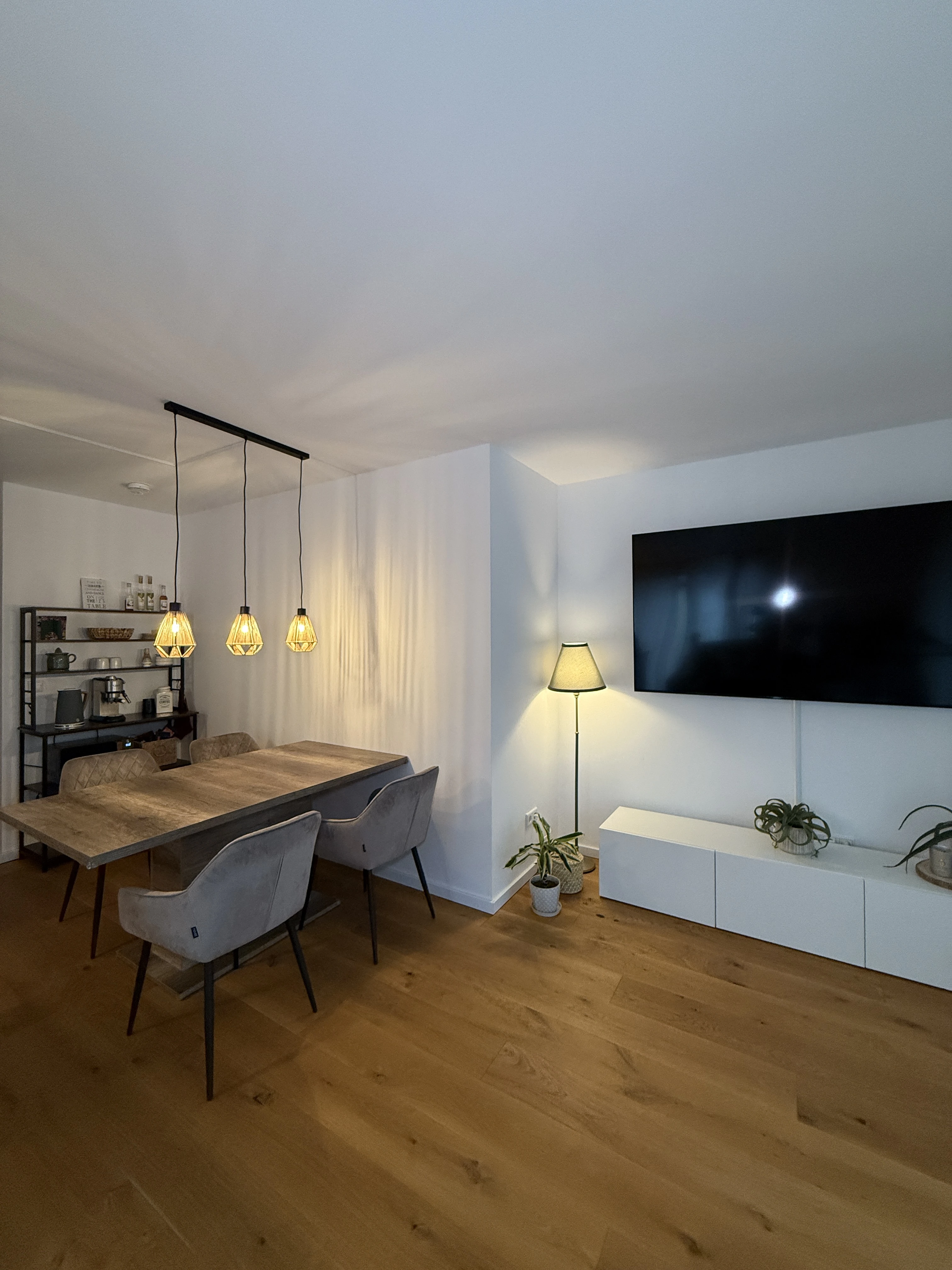 Wohnzimmer mit Esstisch