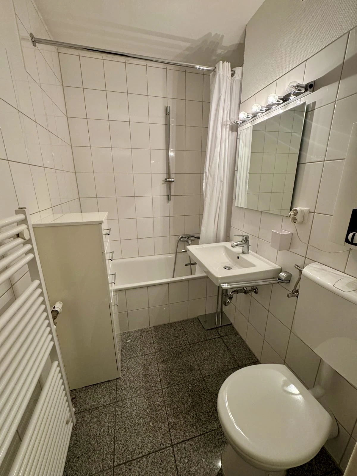 modernes Bad mit Granitboden