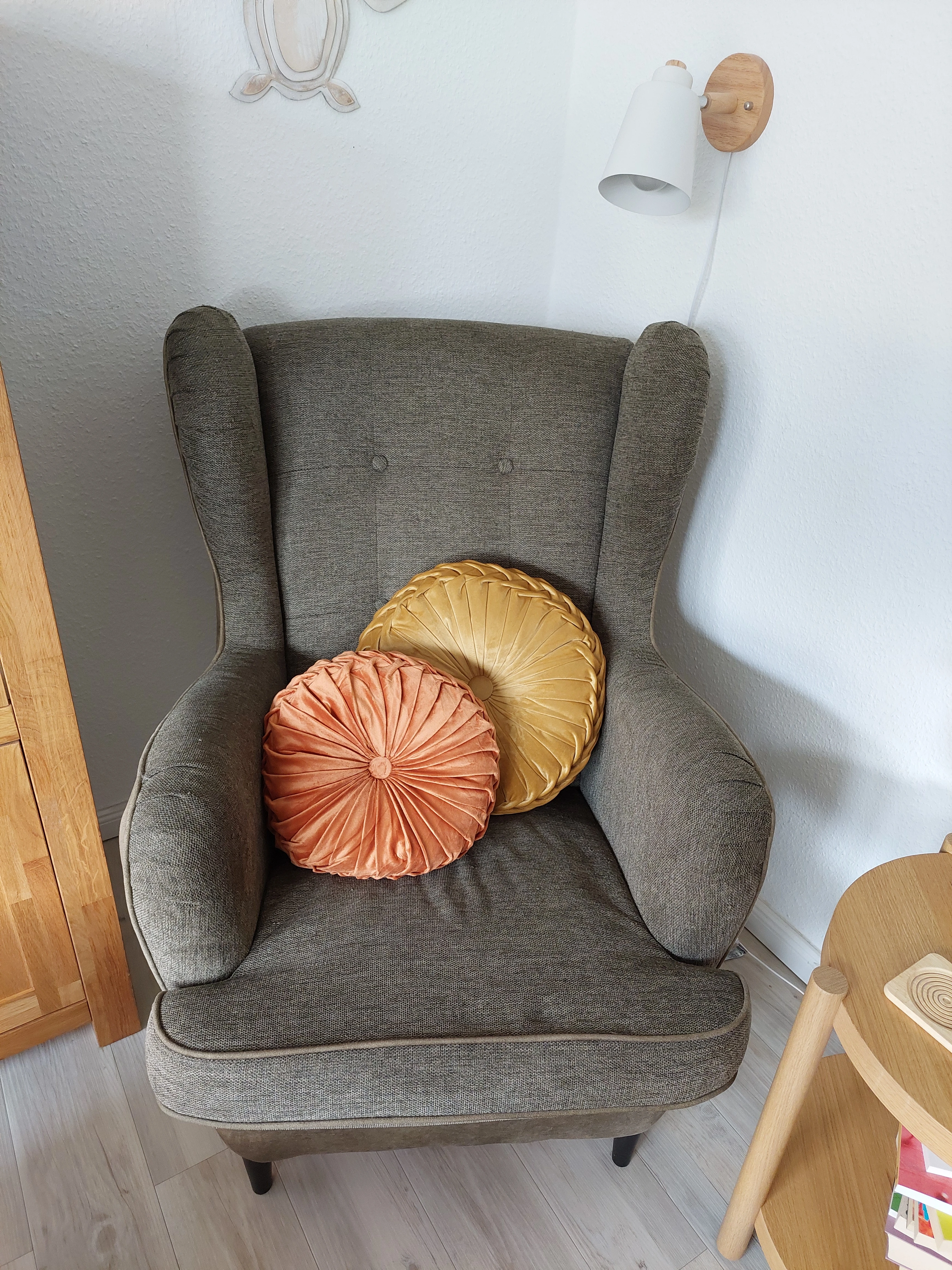 Sessel mit zwei Kissen