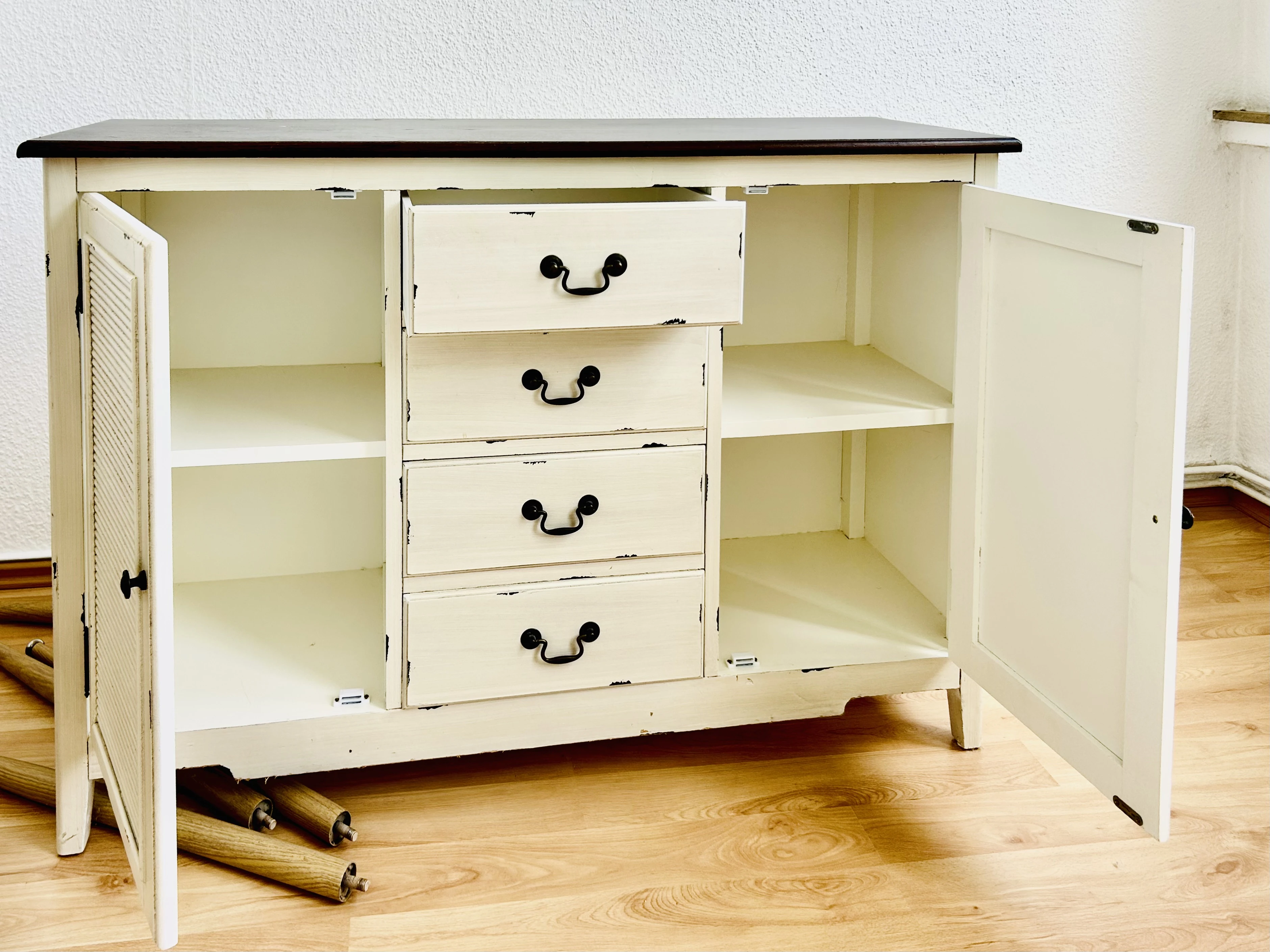 Echtholzkommode in hellbeige im shabby chic Design mit Türen und Schubladen