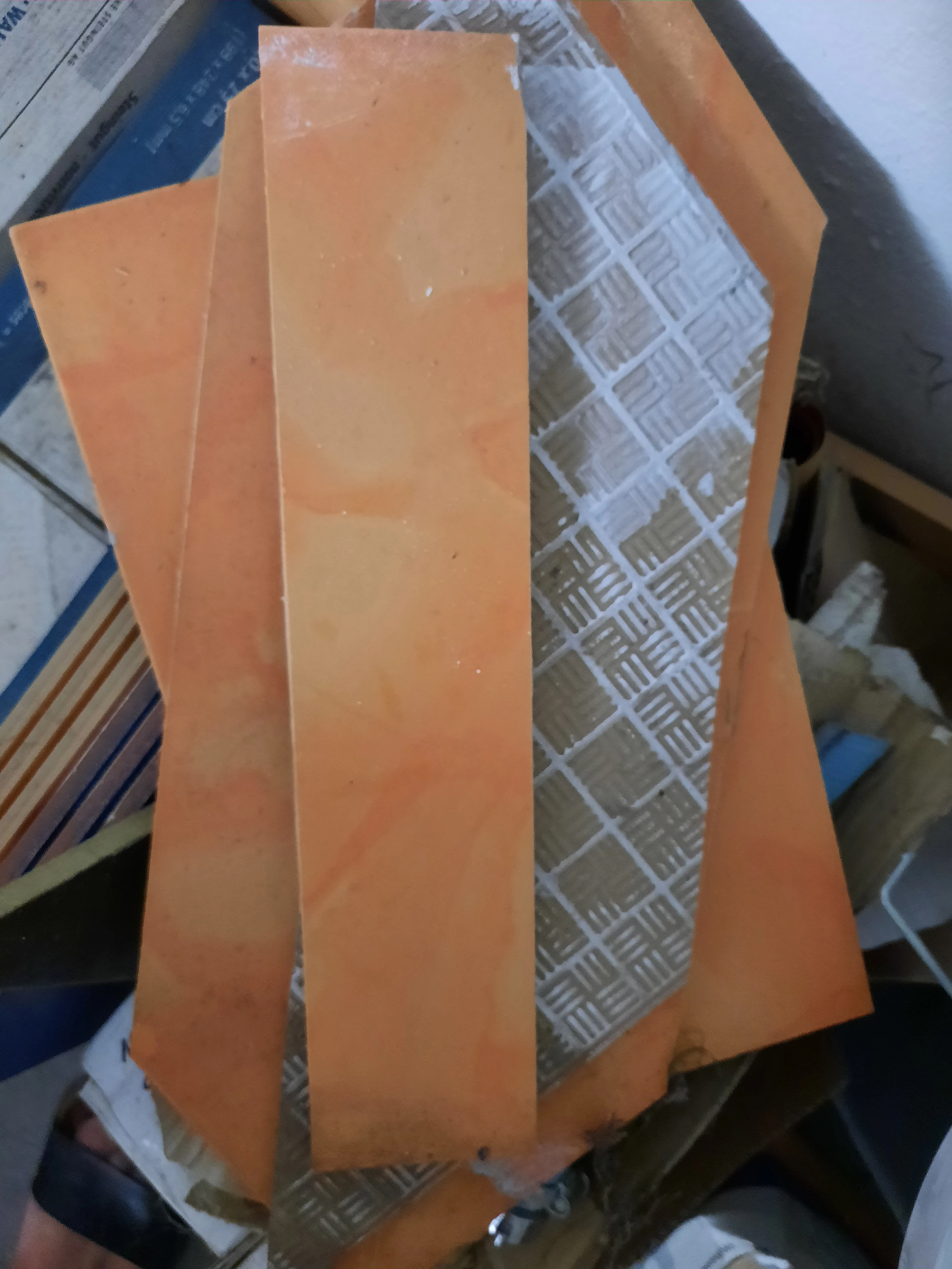 Orangefarbene Fluesen von Grohn ceramic