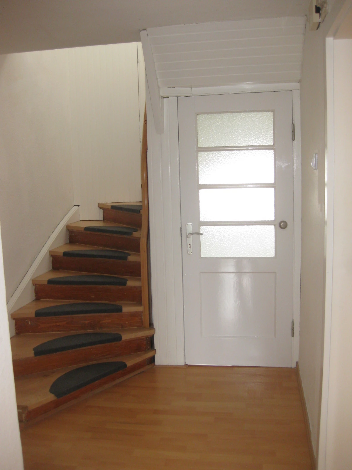 Wohnungsflur mit Buchenholztreppe