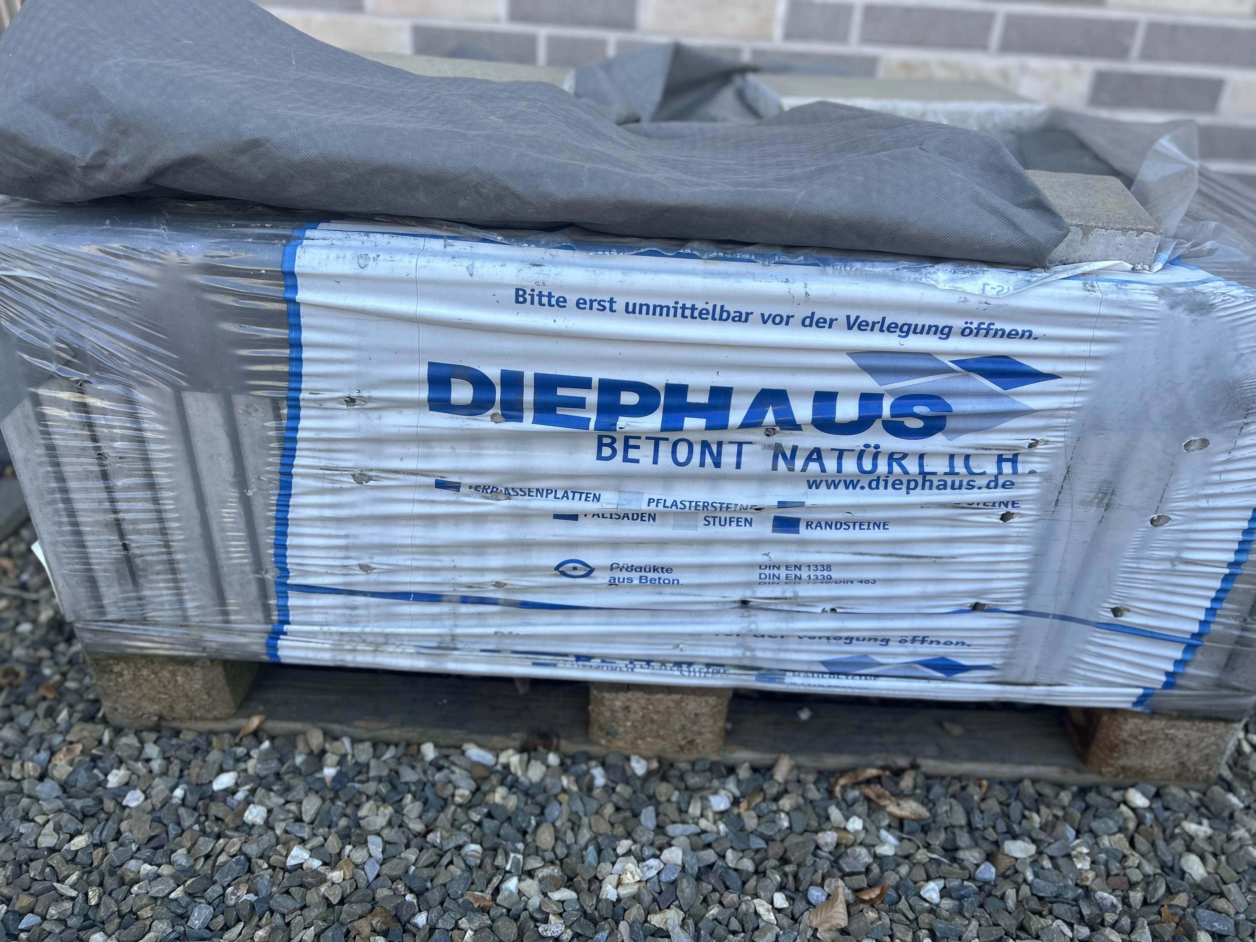 Terrassenplatten noch auf einer angefangenen Palette. 