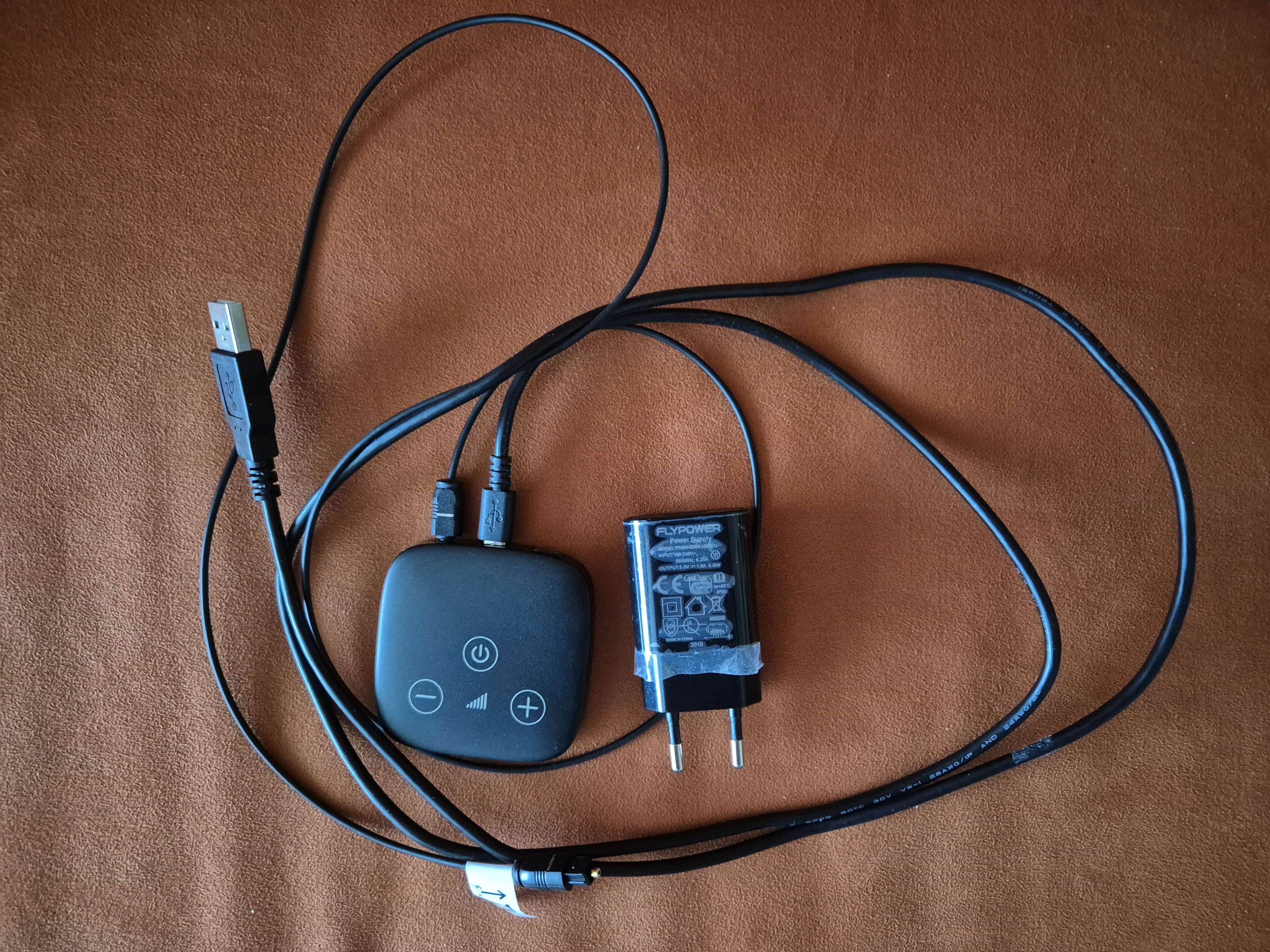 TV Connector mit USB-A und optischem Anschlusskabel 