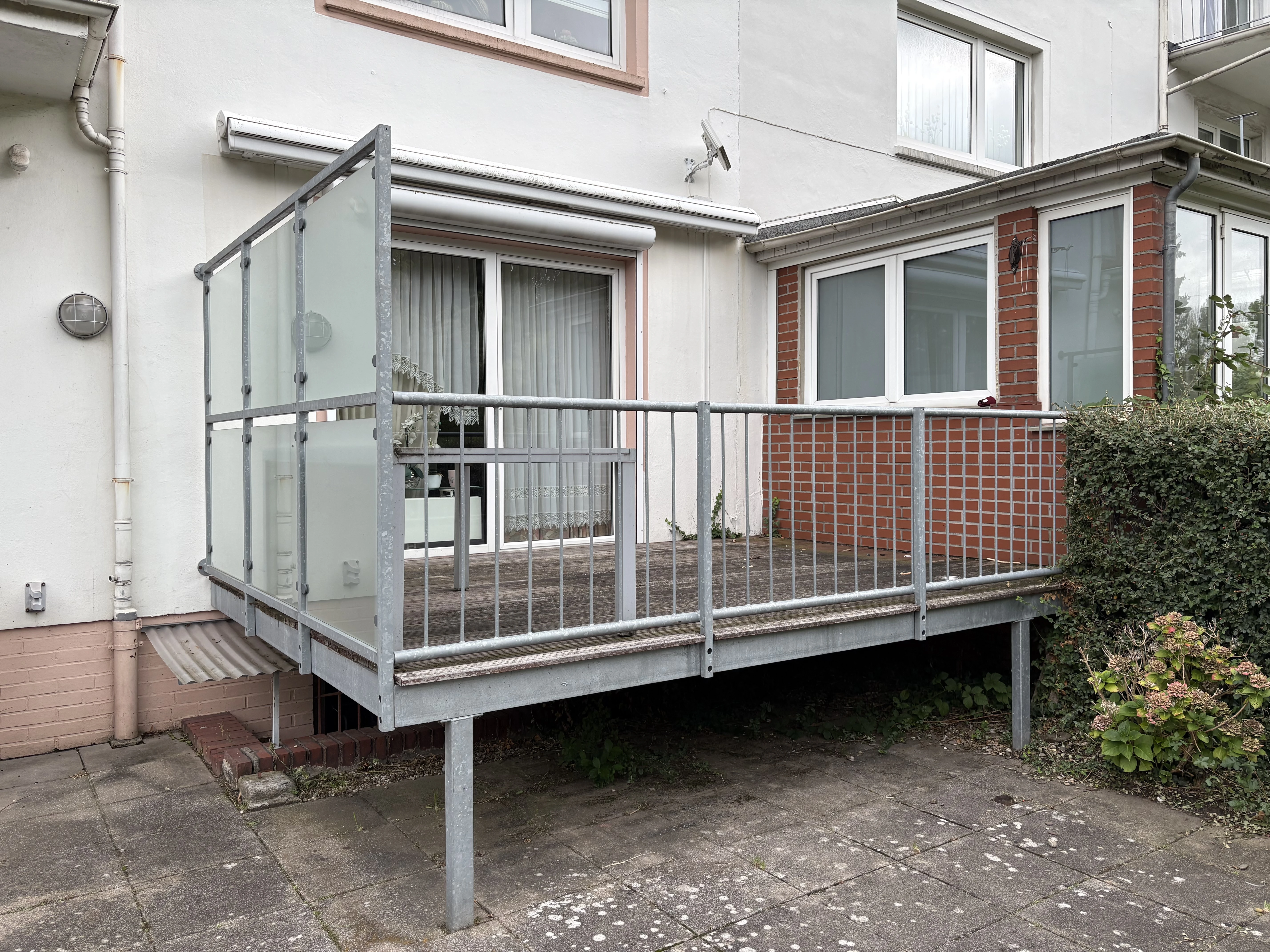 Balkon mit Markise in Sonnenausrichtung