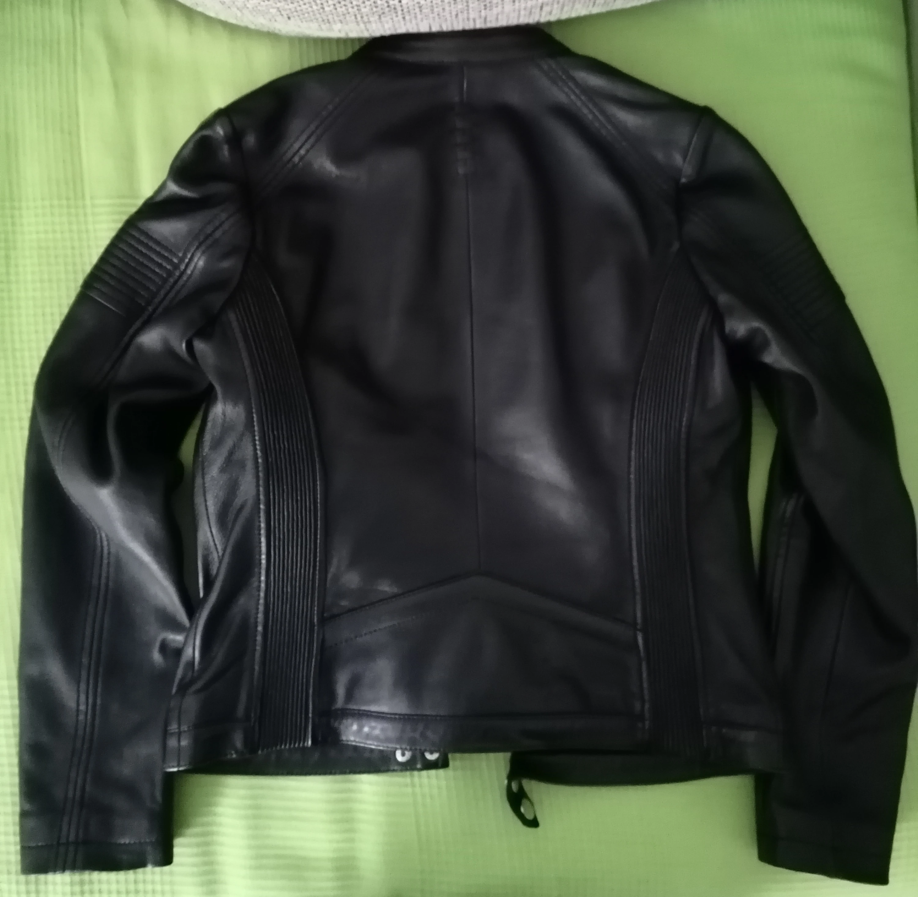 Schwarze Damen-Lederjacke (Rückansicht) 