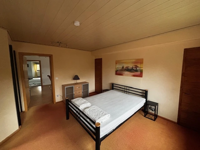 Schlafzimmer mit begehbaren Kleiderschrank
