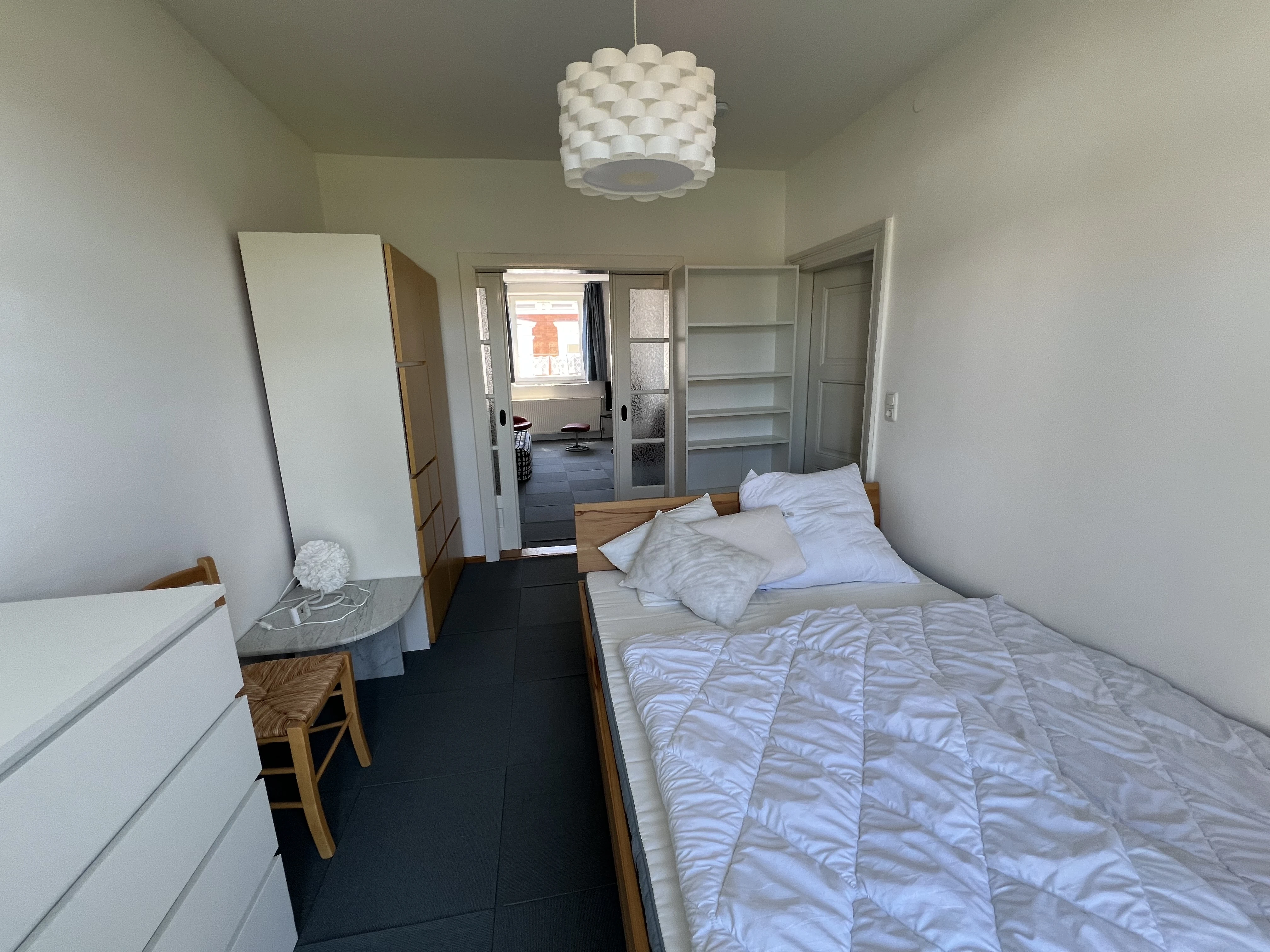 Schlafzimmer mit Schiebetüre zum Wohnzimmer