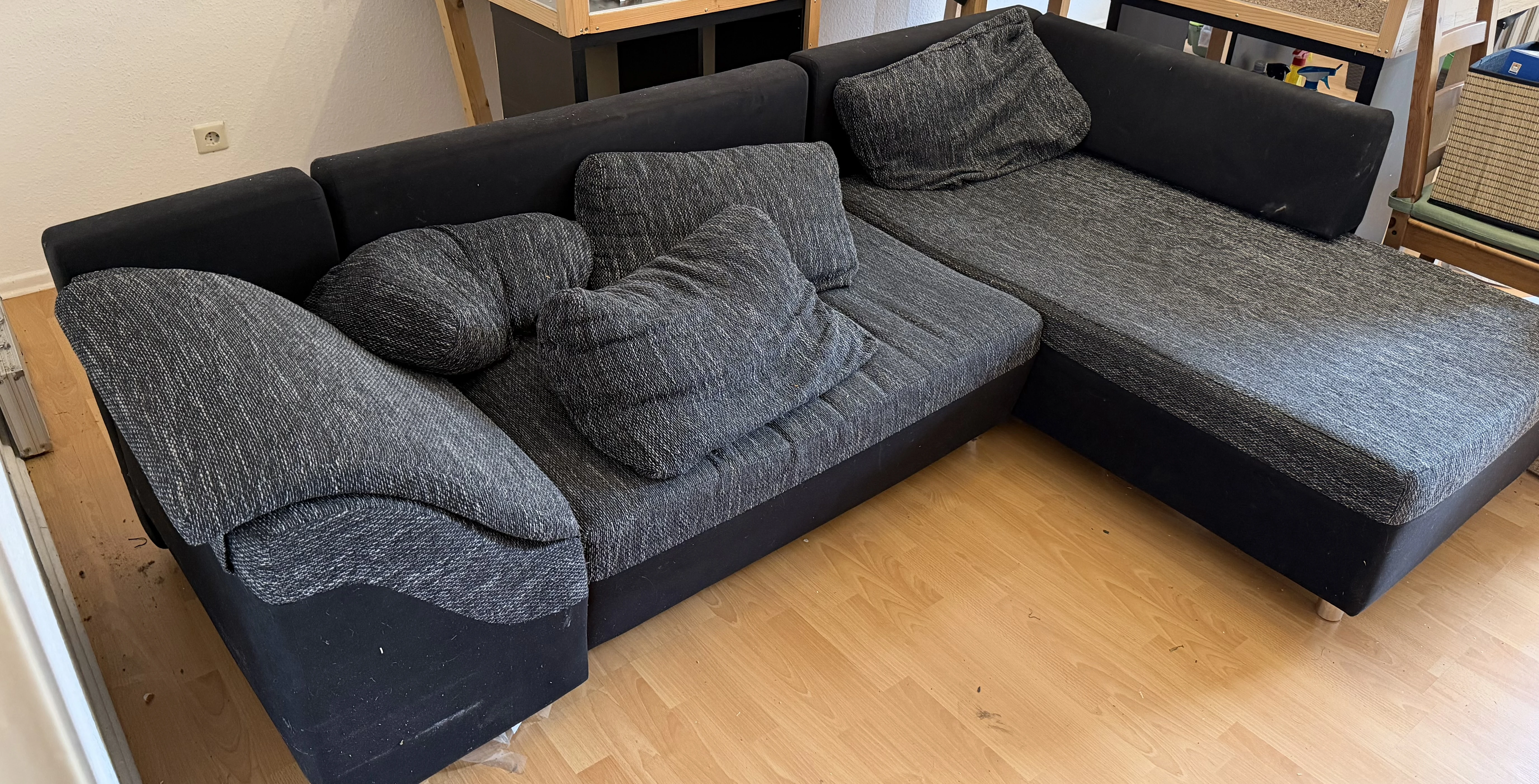 Sofa in Grau zu verschenken 