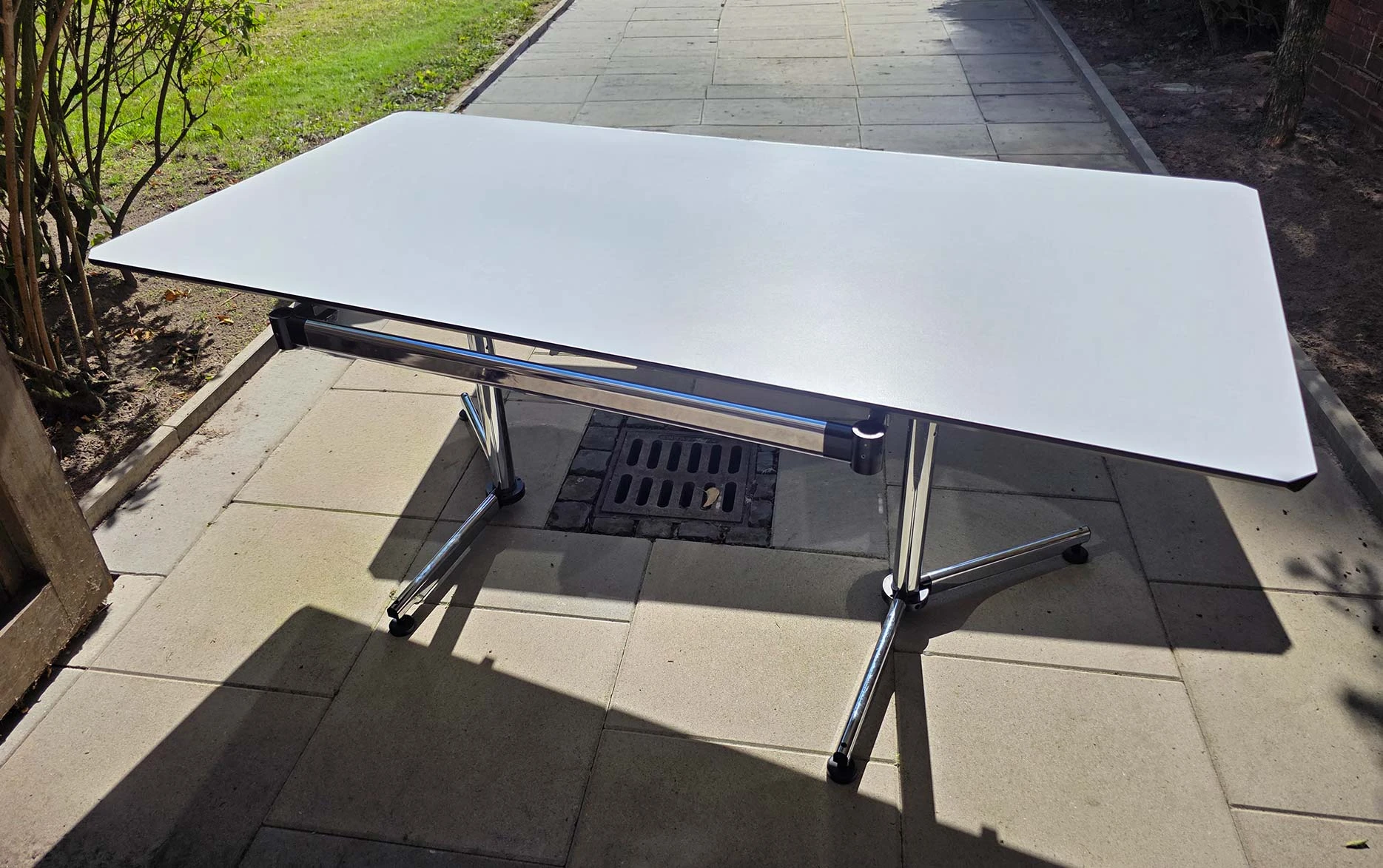 USM Kitos Schreibtisch 180x90 cm weiß / Chrom