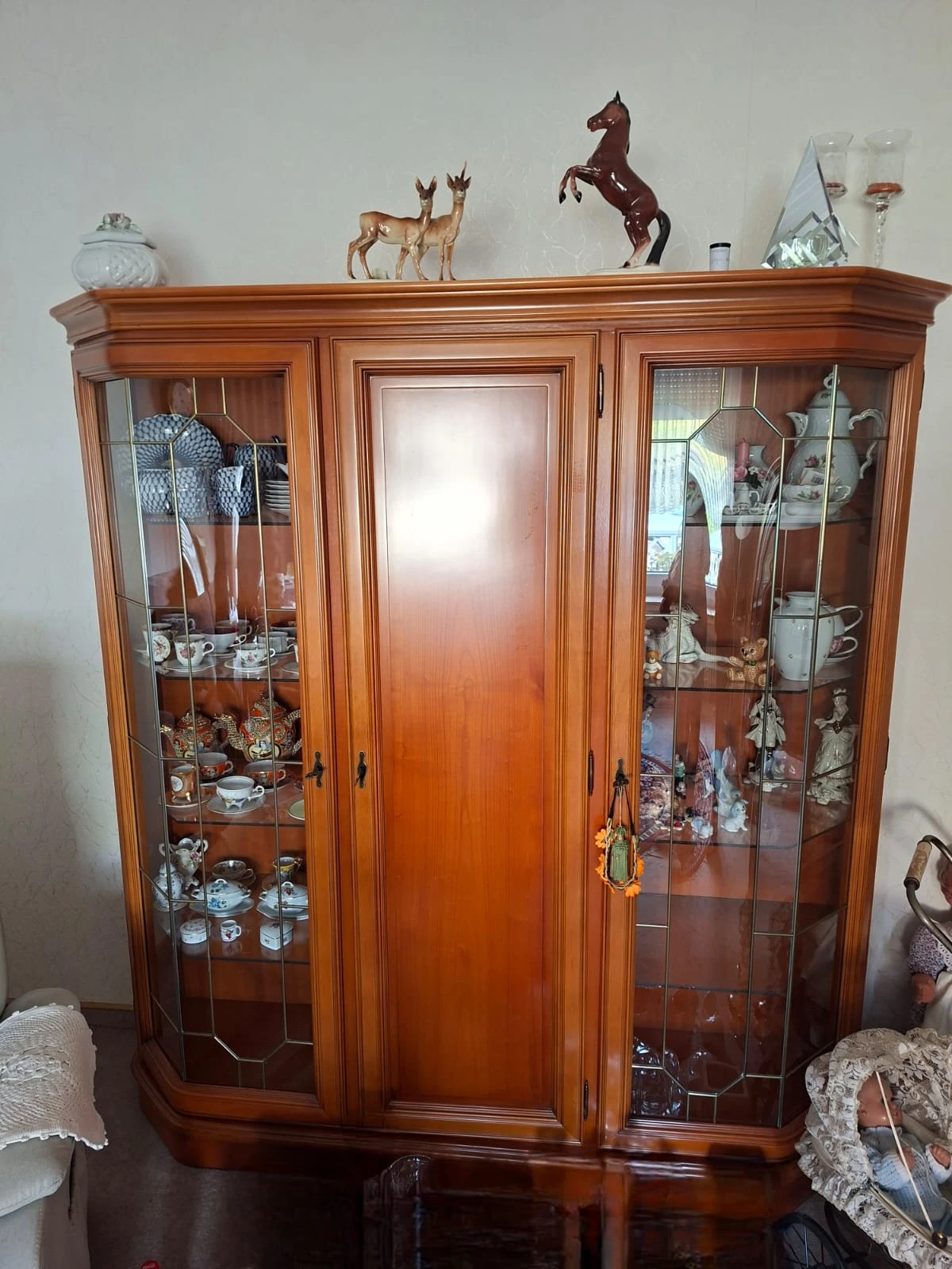Vitrine aus Holz in braun