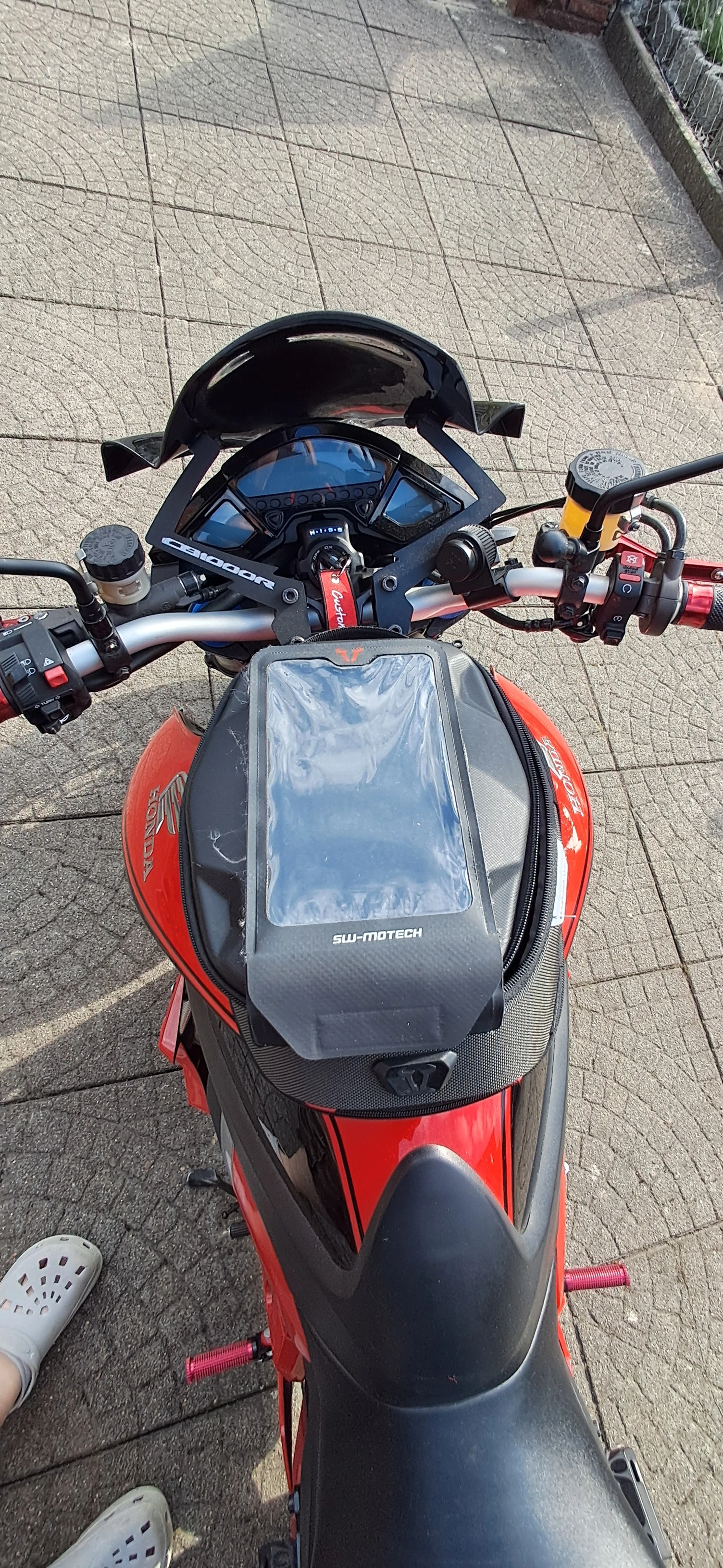 Inklusive Tankrucksack und Handytasche
