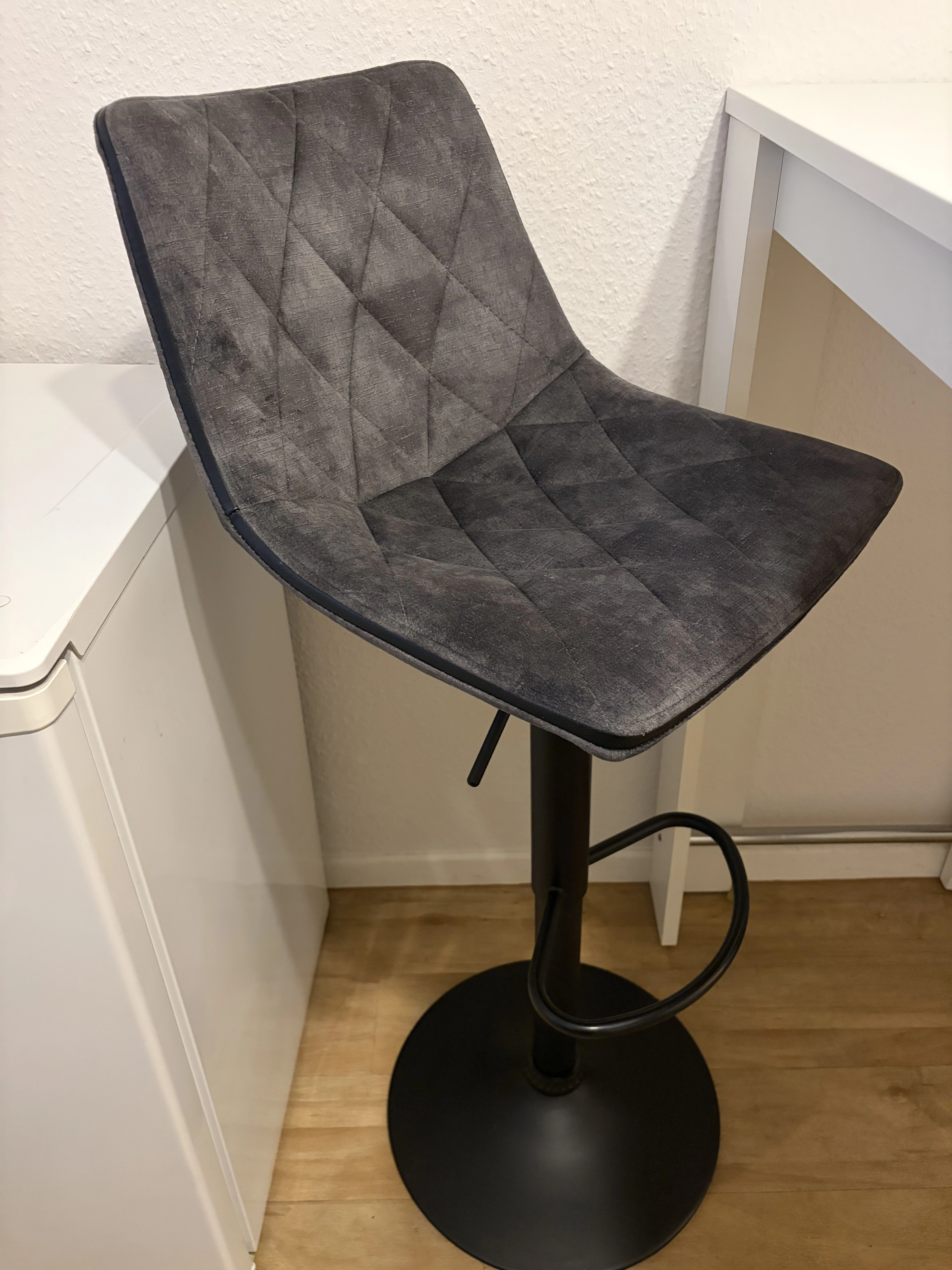 Maße von den Stühlen: 40 cm x 85 cm x 48 cm