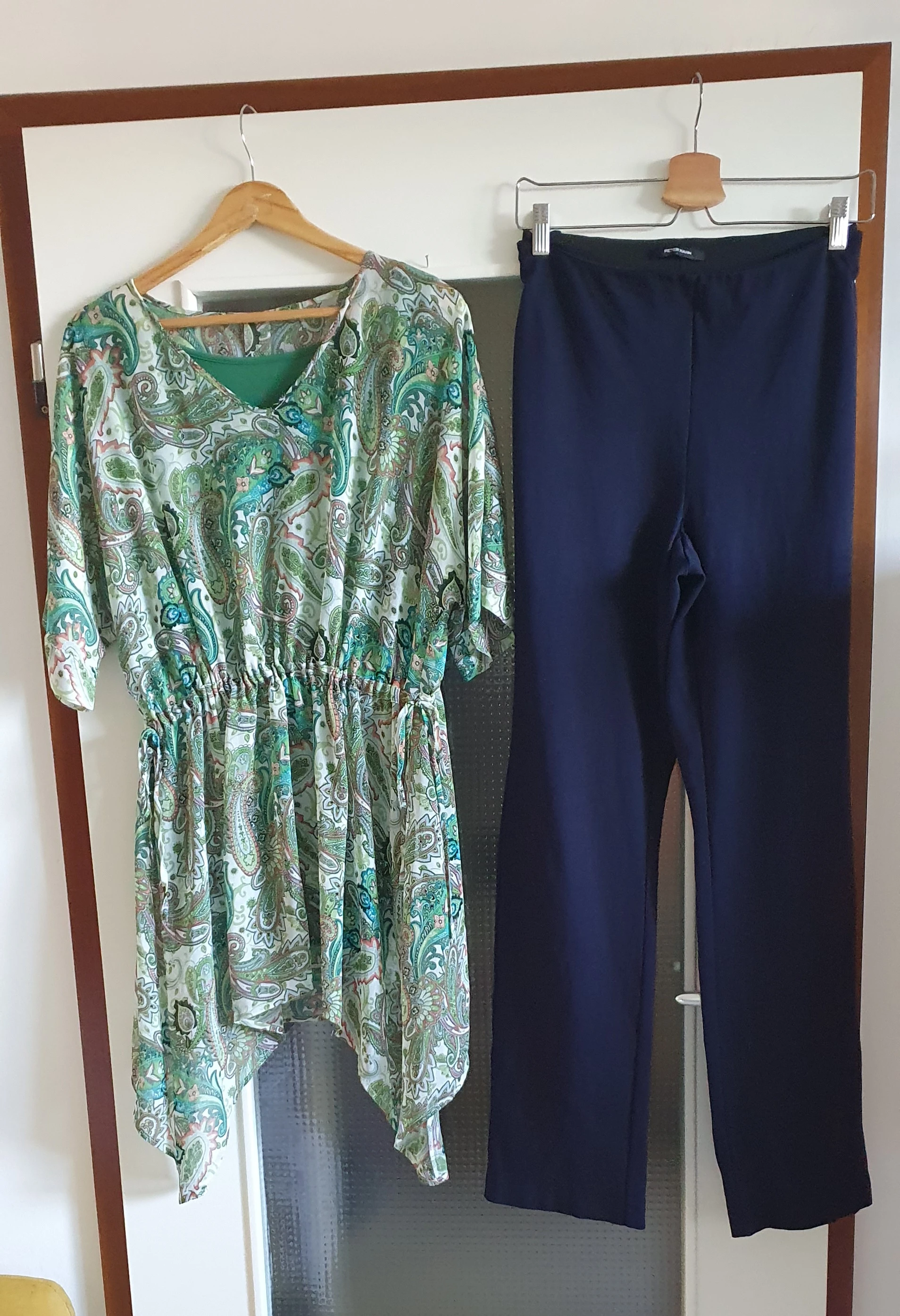 Tunika und dunkelblaue Hose