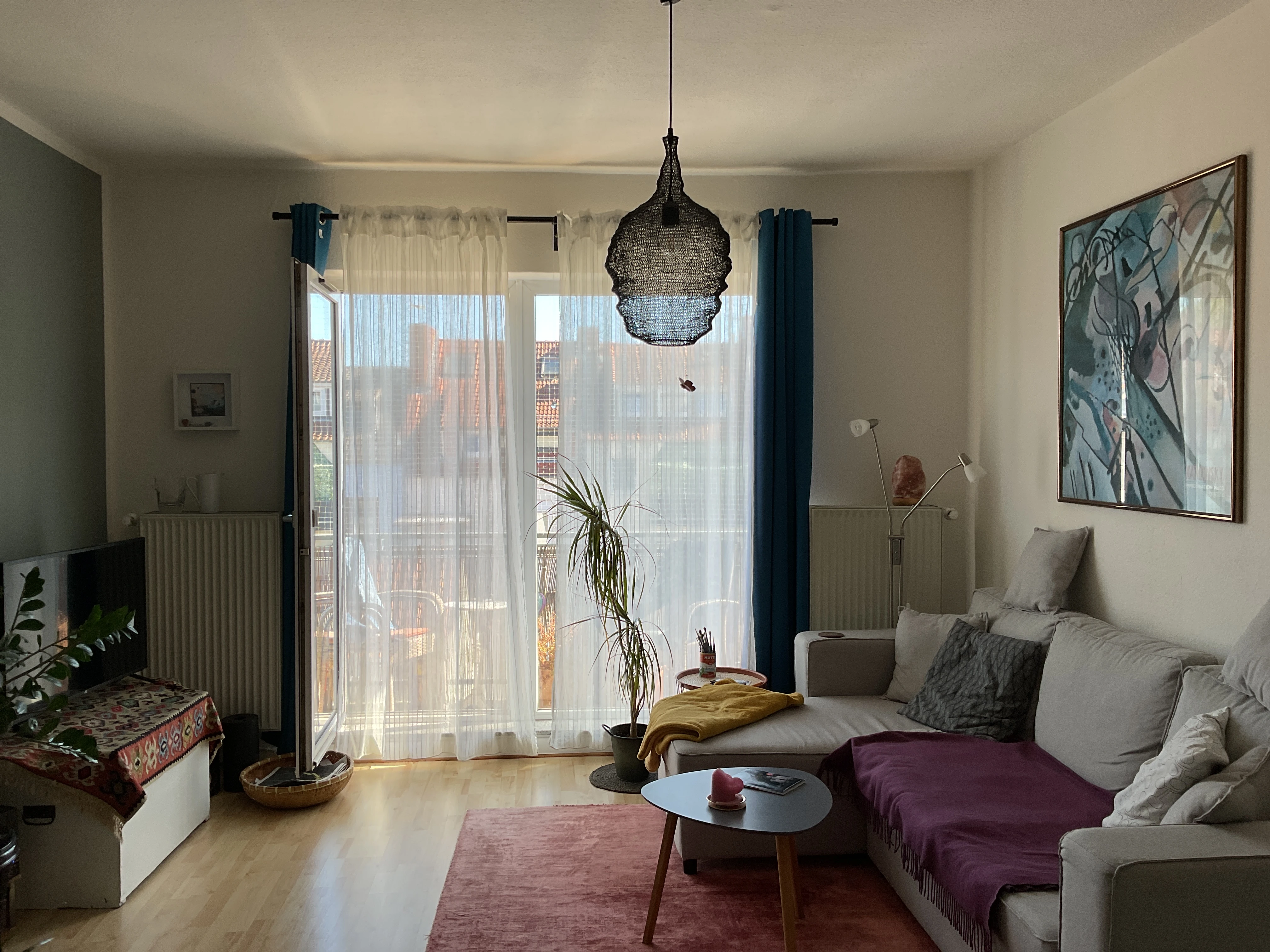 Einblick ins Wohnzimmer mit Balkon