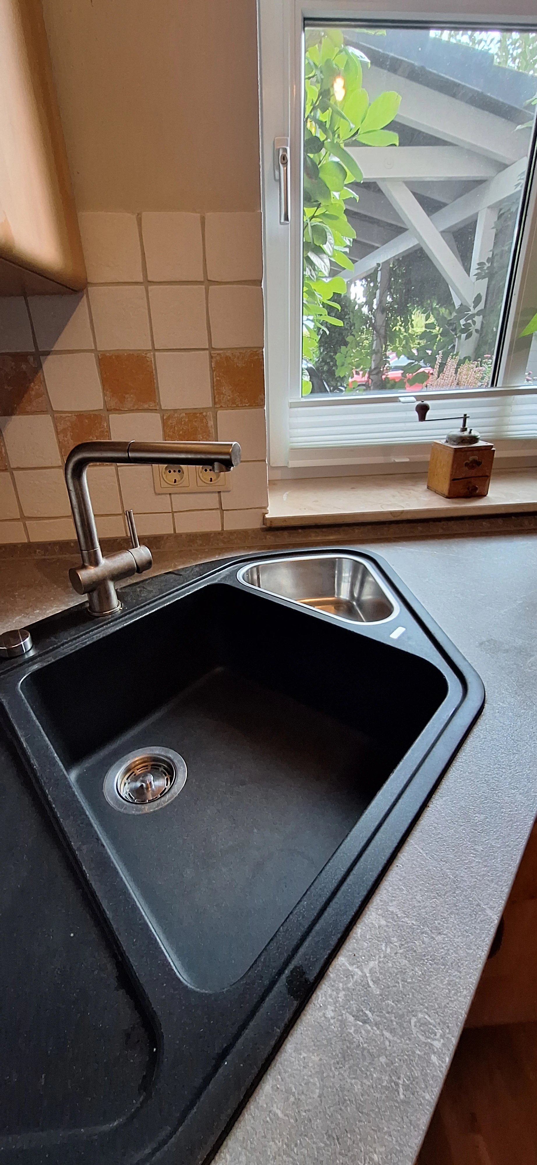 Spülen mit Schwenkwasserhahn