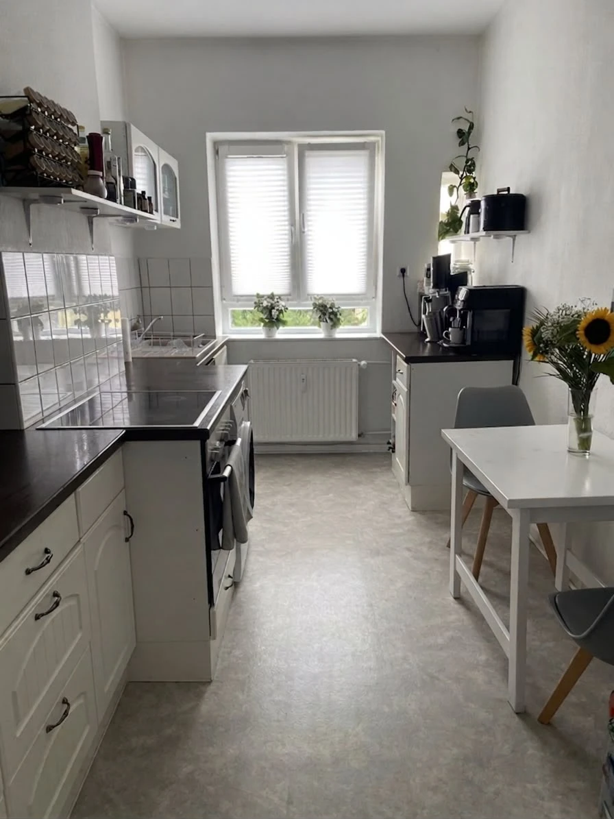 Küche mit Spülmaschine ,Ceranfeld und Backofen