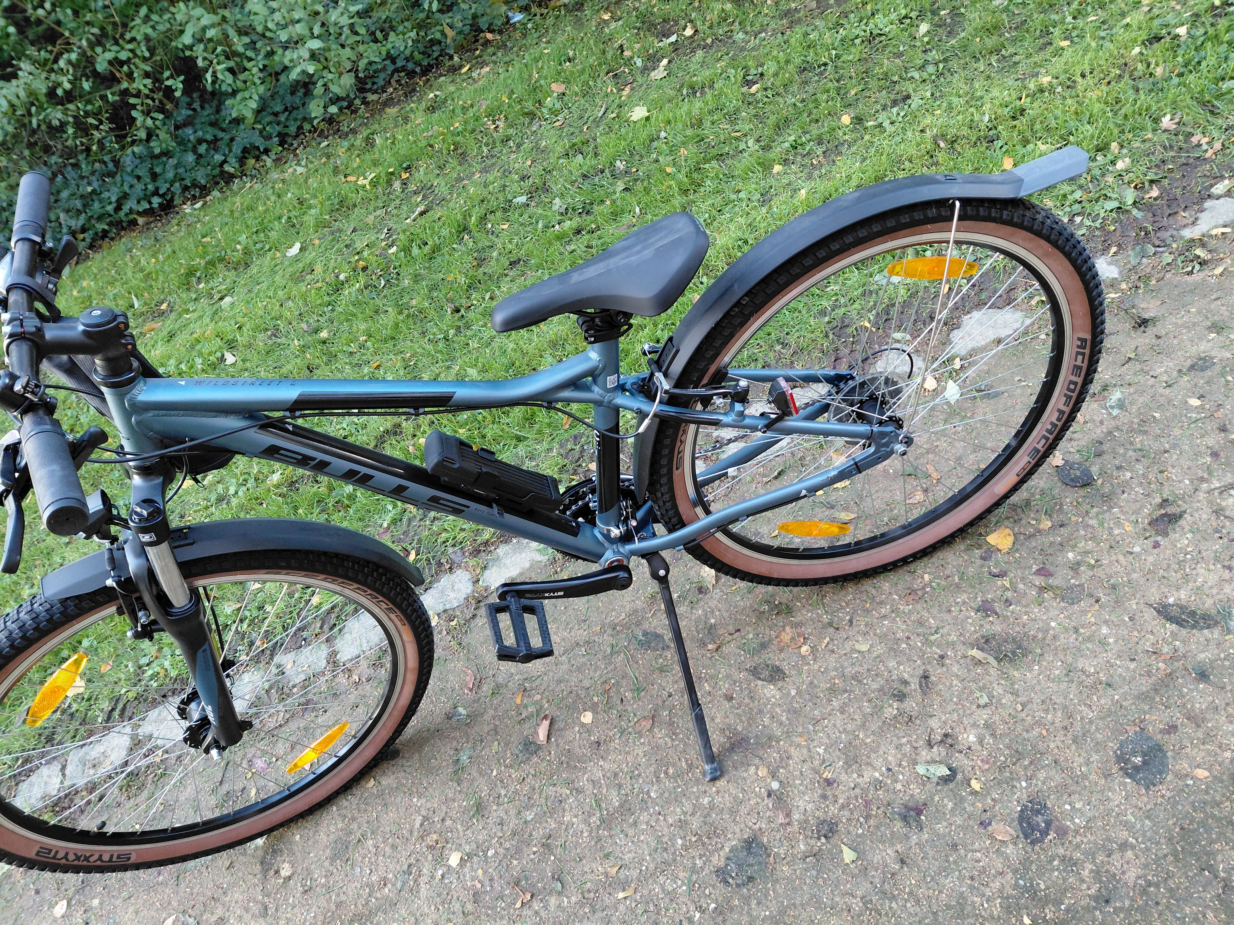 27,5 " Kinderrad mit Kettenschaltung, Federgabel und Nabendynamo.