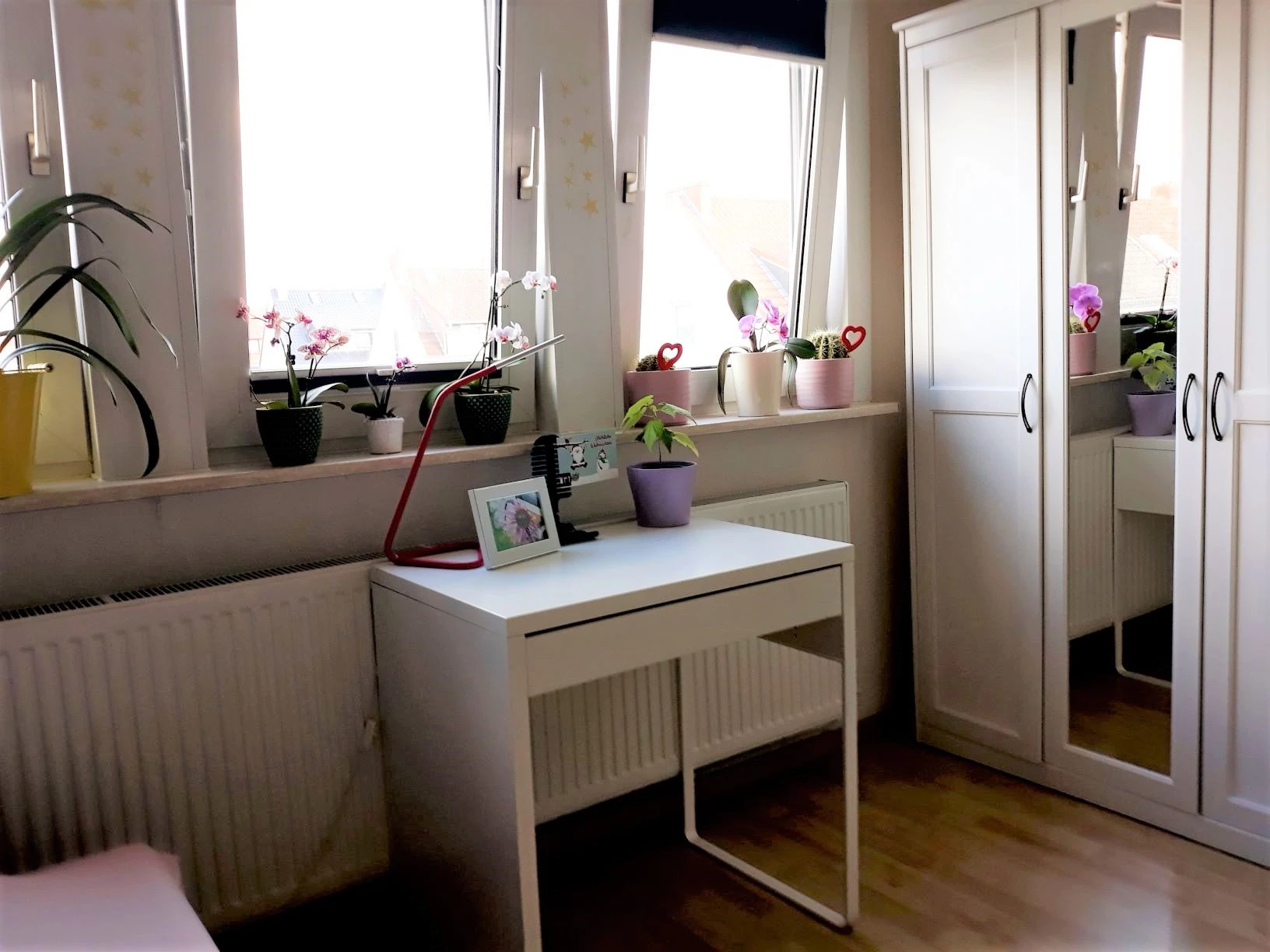 schreibtisch und kleiderschrank mit spiegel