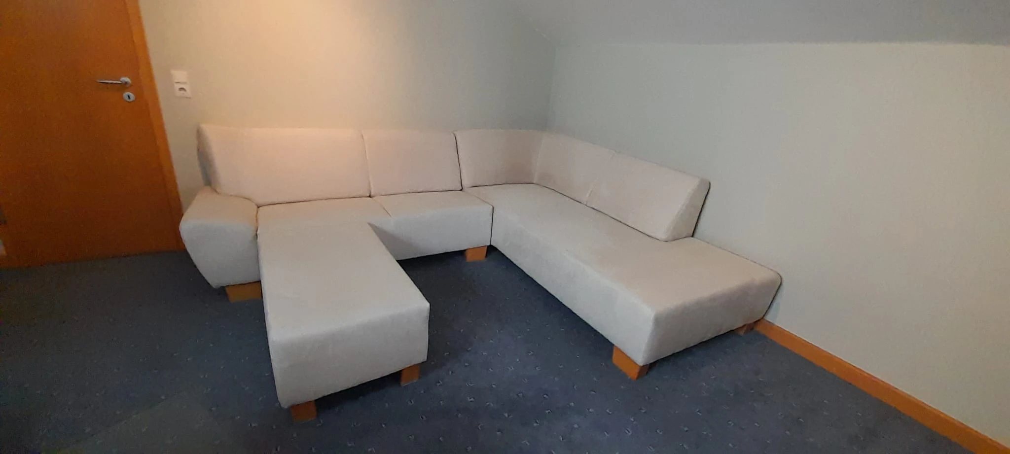 Sofa ohne Kissen