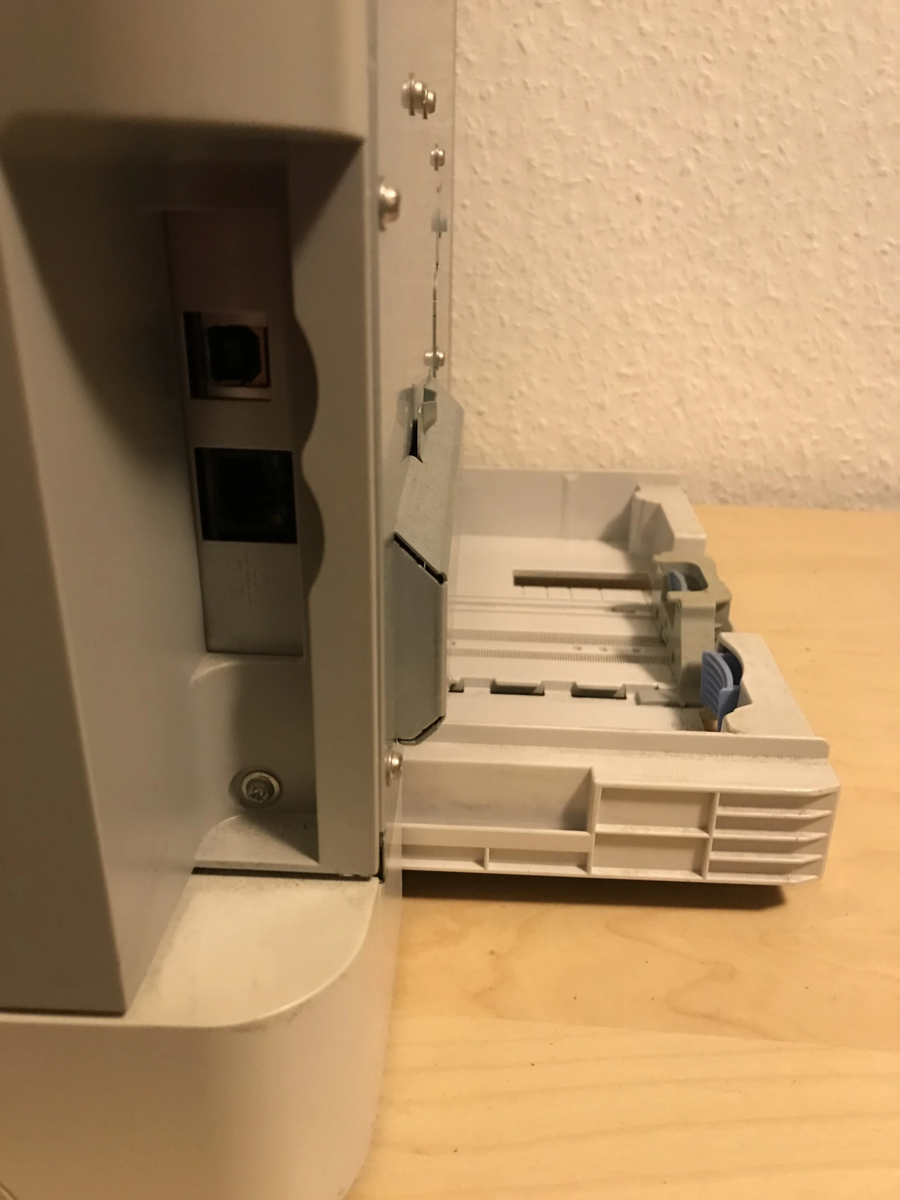 Buchsen und Papierfach