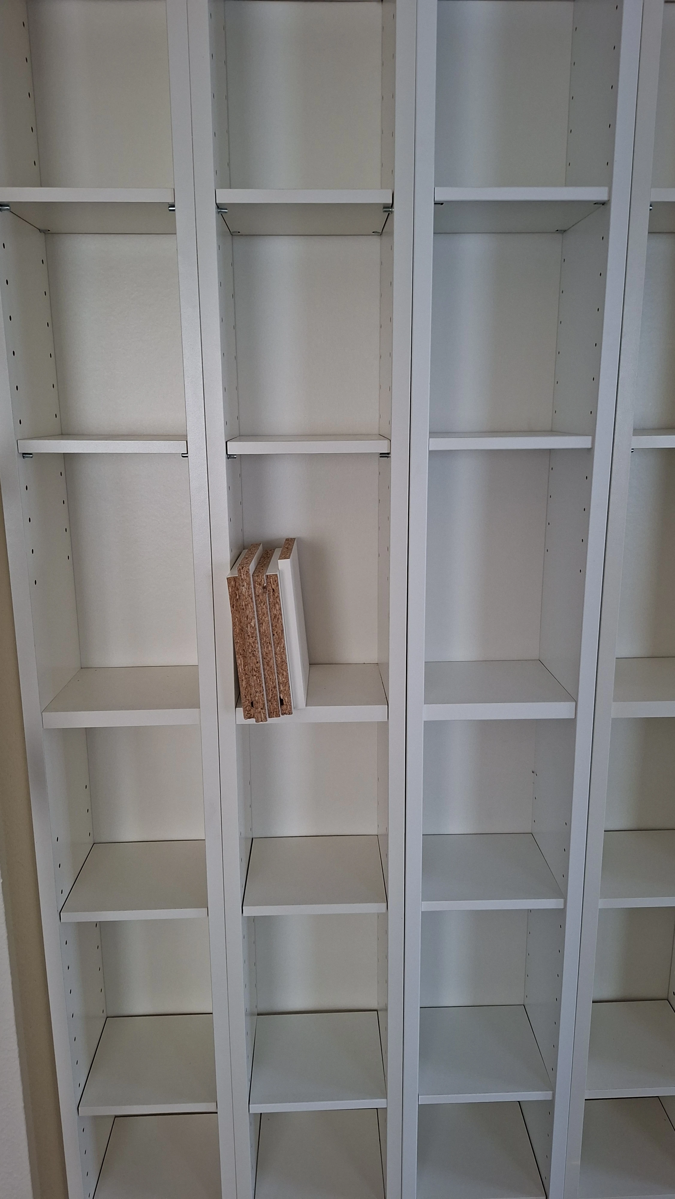 Mit zusätzlichen Regalbrettern